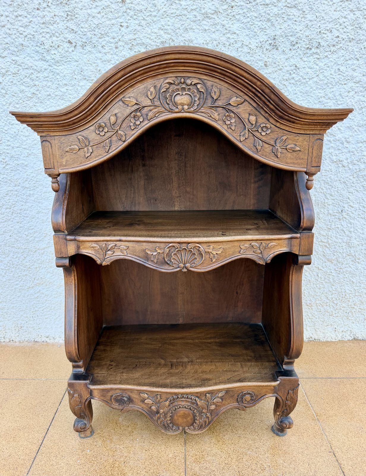 photo for sale Spaanse open wandkast van hout met gesneden bloemdecoratie
