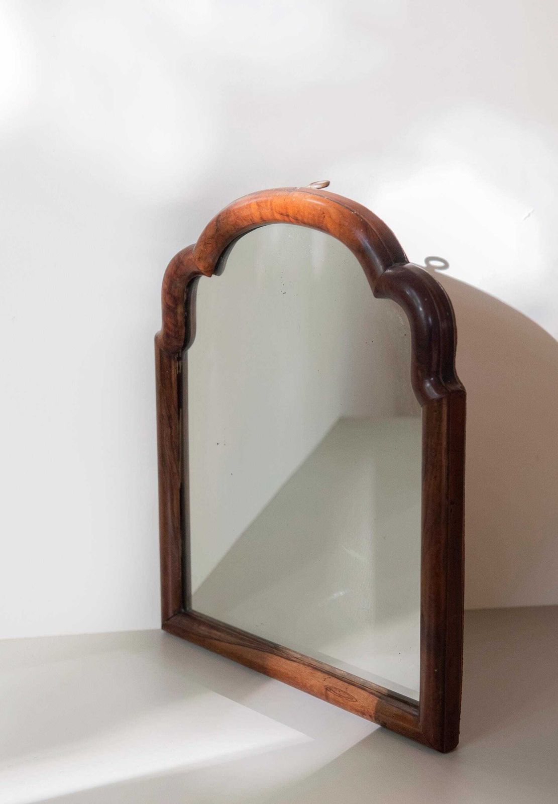 Antieke Nederlandse Boogvormige Wandspiegel   Geschulpte Mahonie Houten Lijst   Kleine Art Nouveau Spiegel   Begin 1900s photo for sale