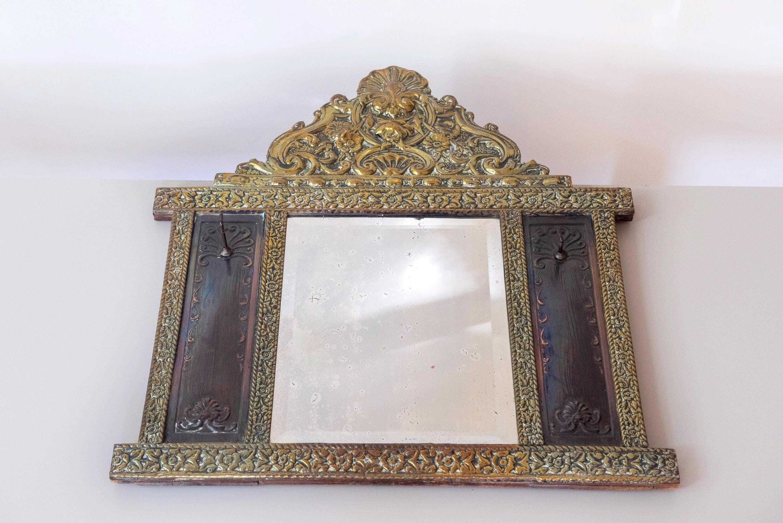 Woonaccessoires Antieke Nederlandse Messing Wandspiegel Met Haken   1900s Repoussé Gangspiegel   Geslepen Glas photo