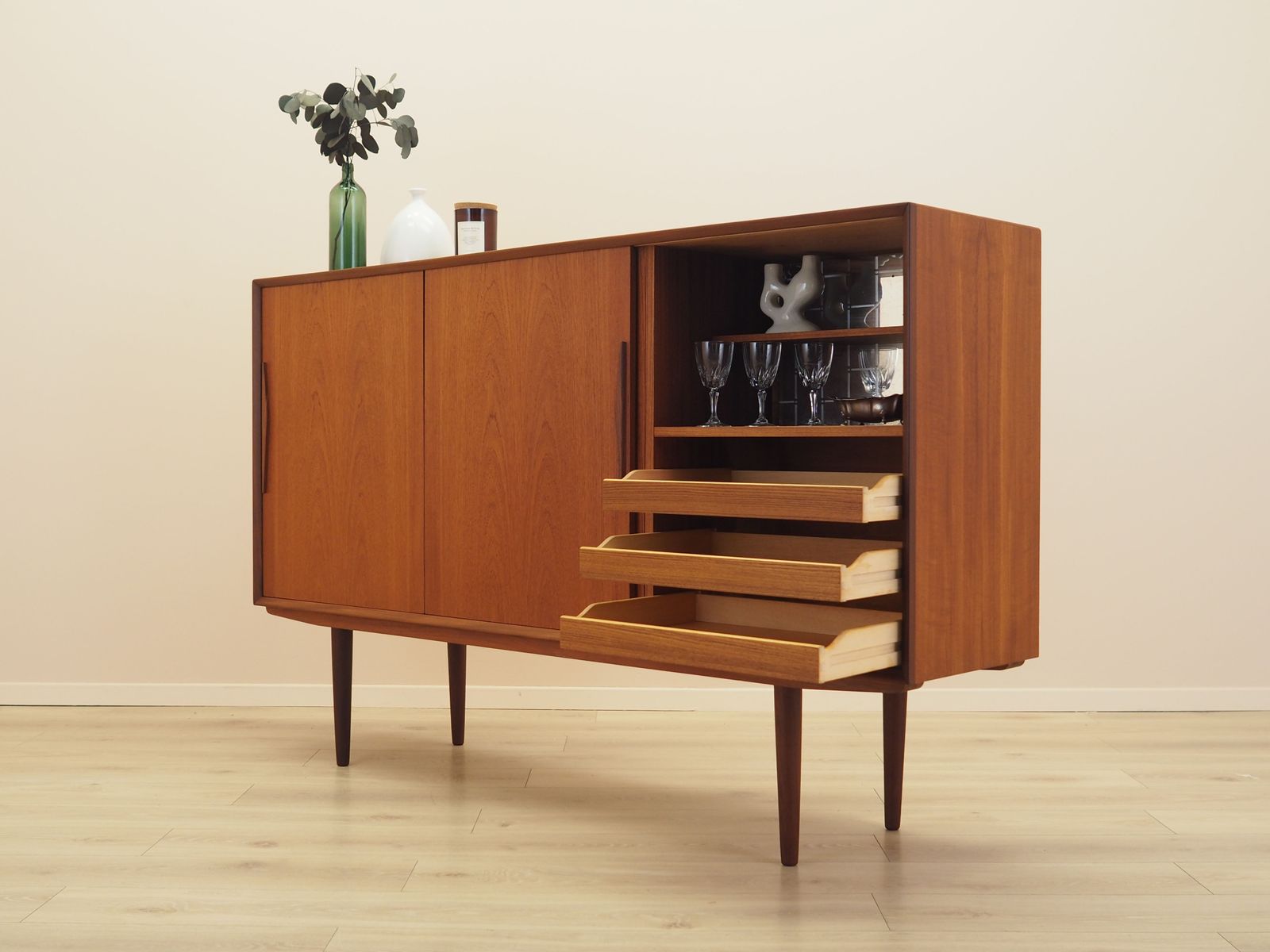 Highboard danois en teck avec bar et portes coulissantes, années 1960 photo for sale