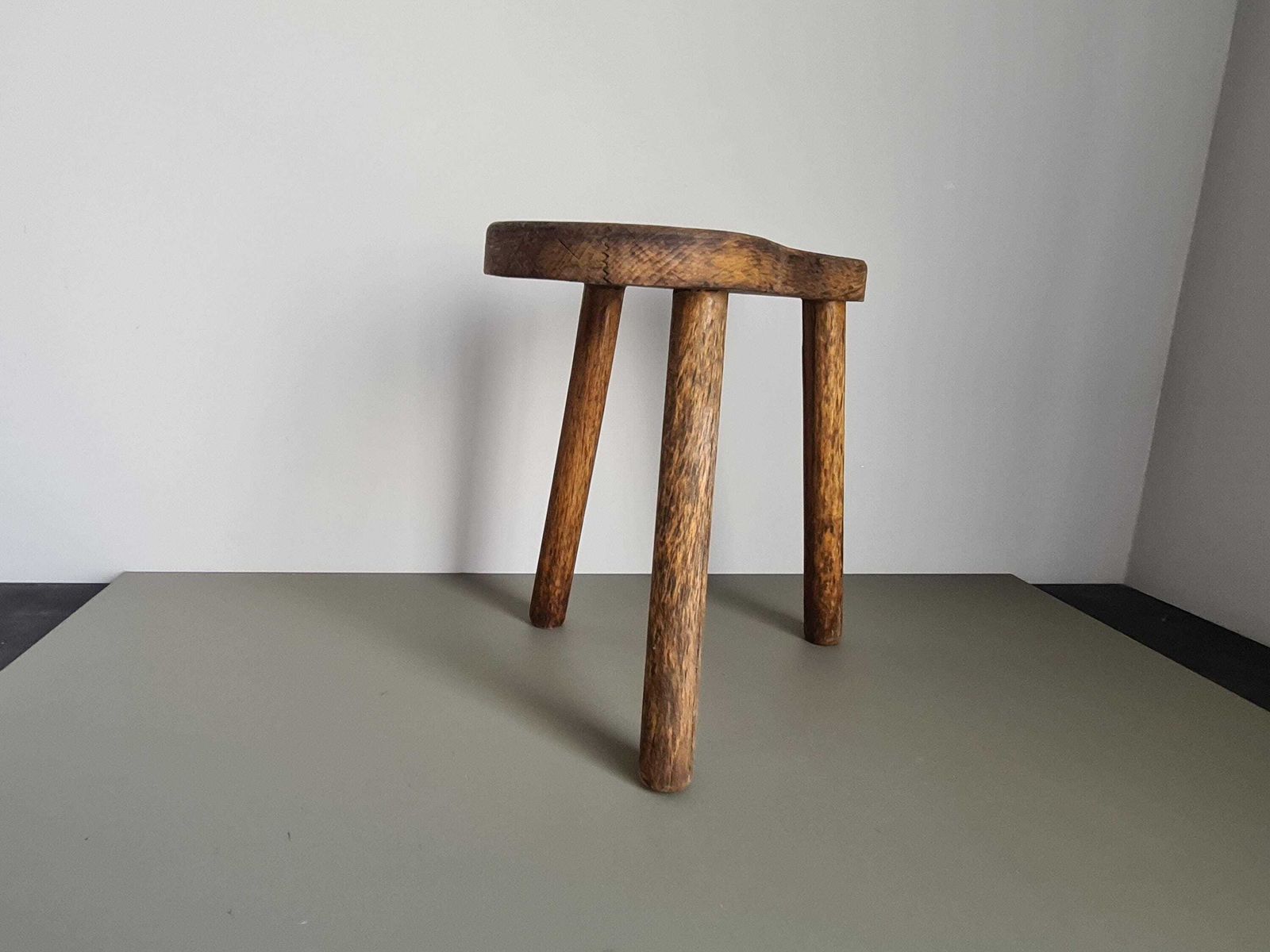 Tabouret trépied vintage en bois, rustique, Wabi Sabi photo Mobilier