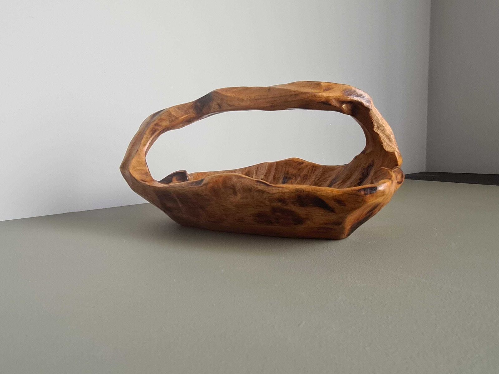 Frans vintage handgesneden houten mand, organisch brutalistisch middelpunt photo furniture
