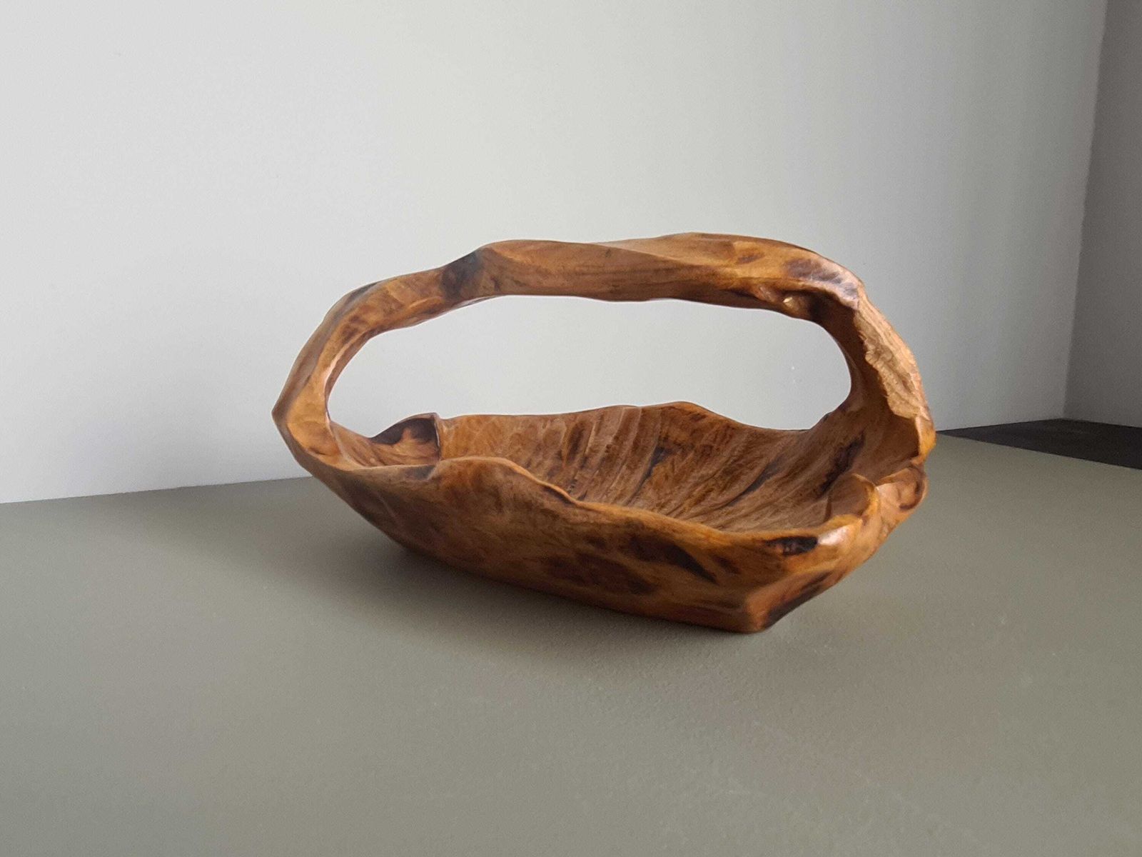 Frans vintage handgesneden houten mand, organisch brutalistisch middelpunt photo 226.0