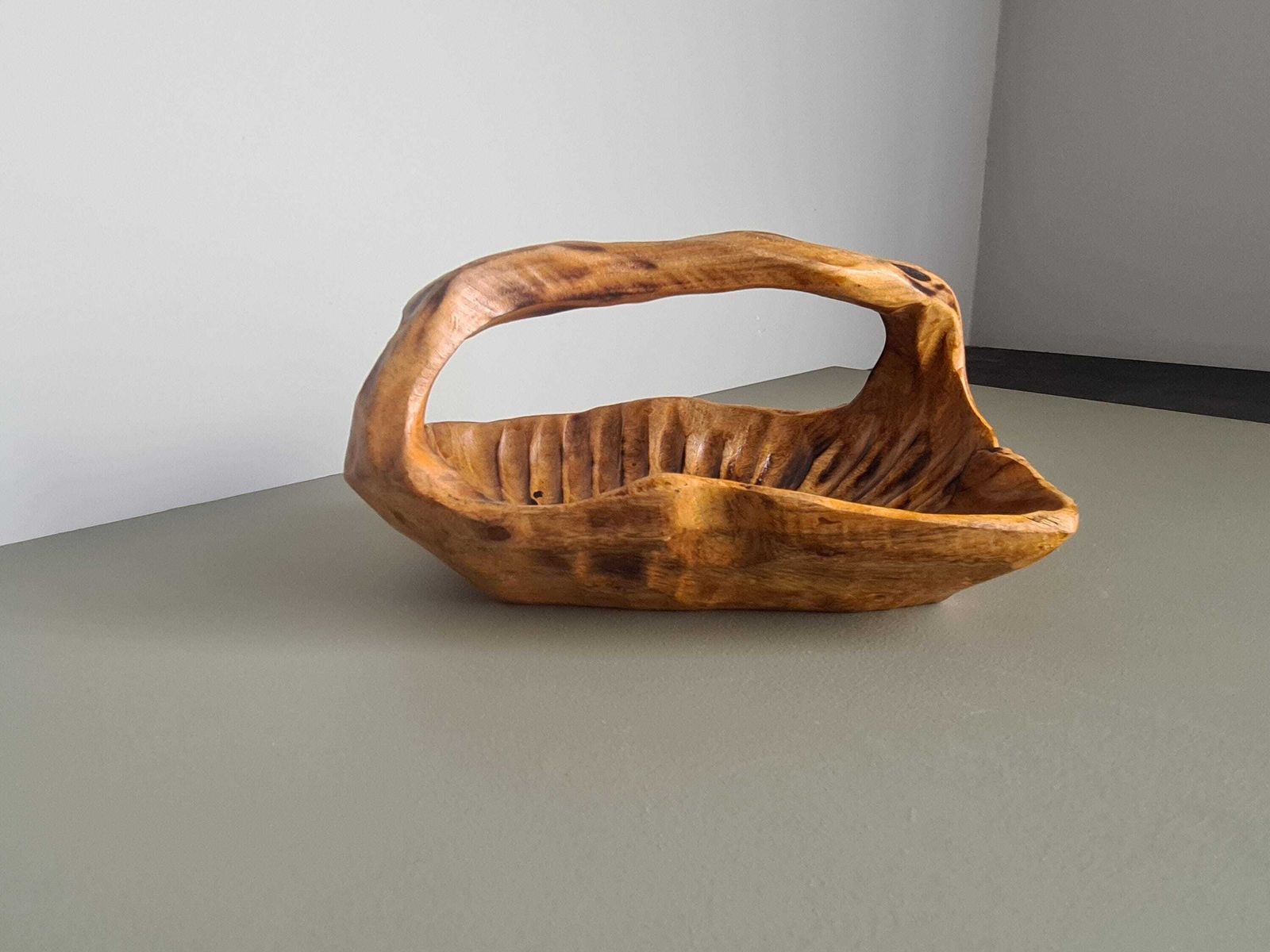 photo furniture Frans vintage handgesneden houten mand, organisch brutalistisch middelpunt