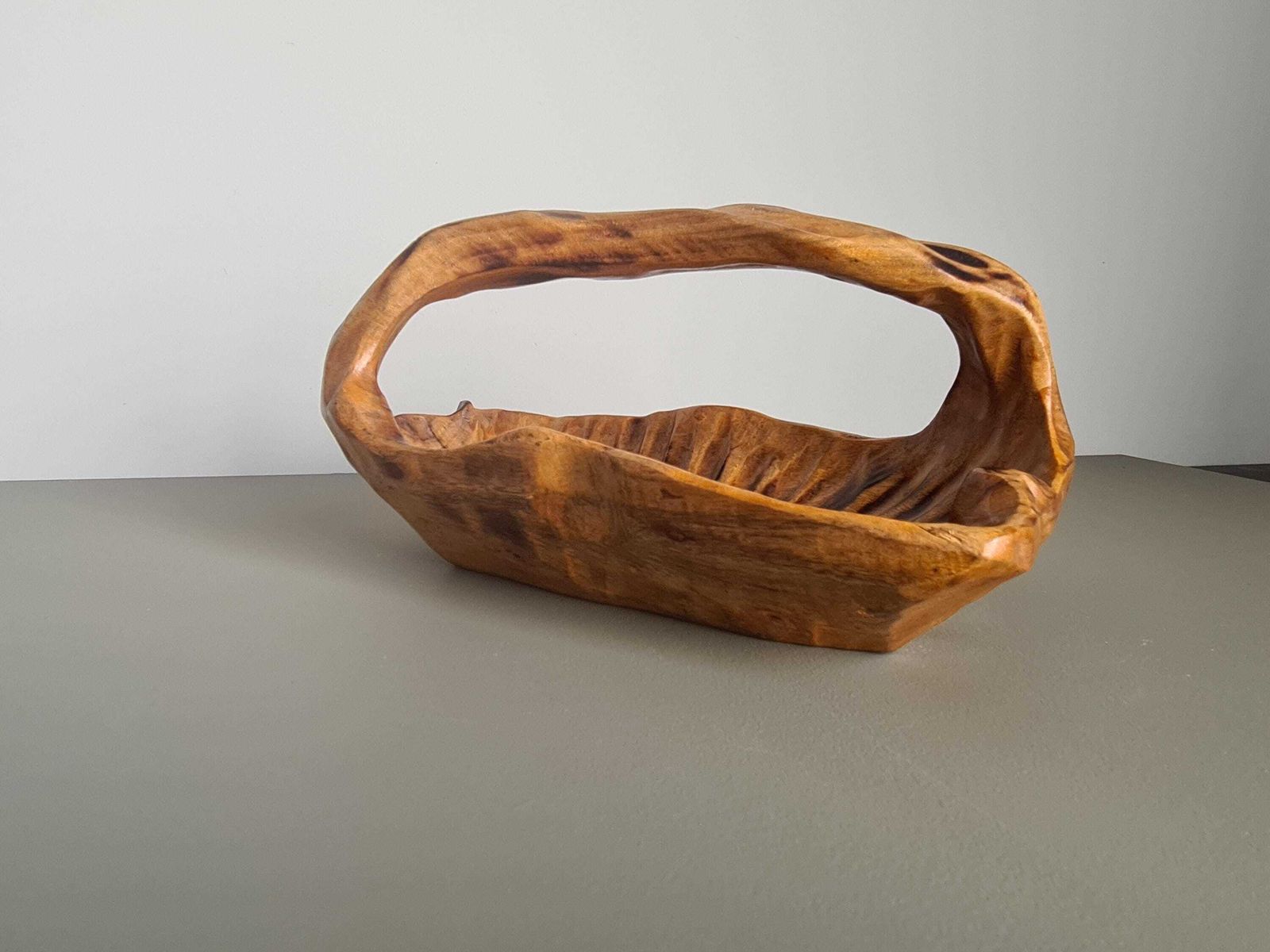 photo for sale Frans vintage handgesneden houten mand, organisch brutalistisch middelpunt