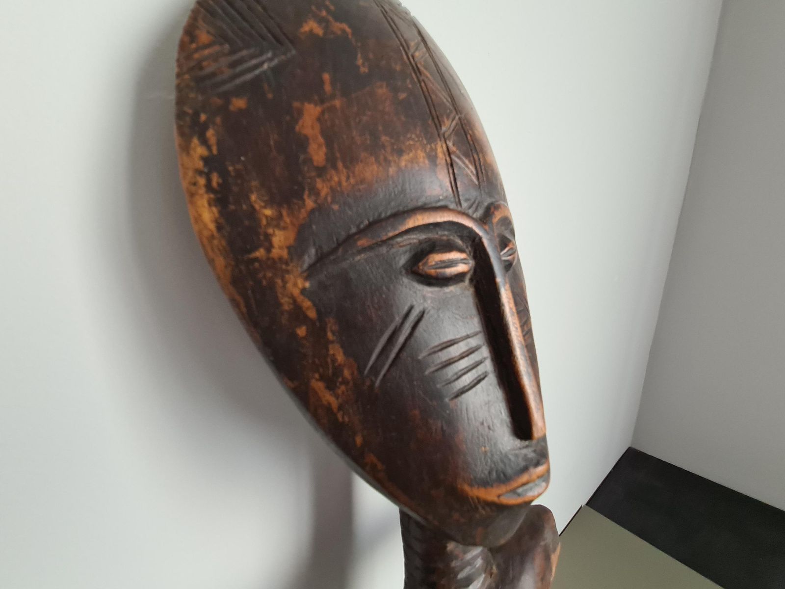 Vintage Afrikaans houten beeldhouwwerk, hoog gesneden houten Akua'ba-beeld, Ashanti-vruchtbaarheidsfiguur, tribale kunst, volkskunst, mid-century etnisch sculptuur photo for sale