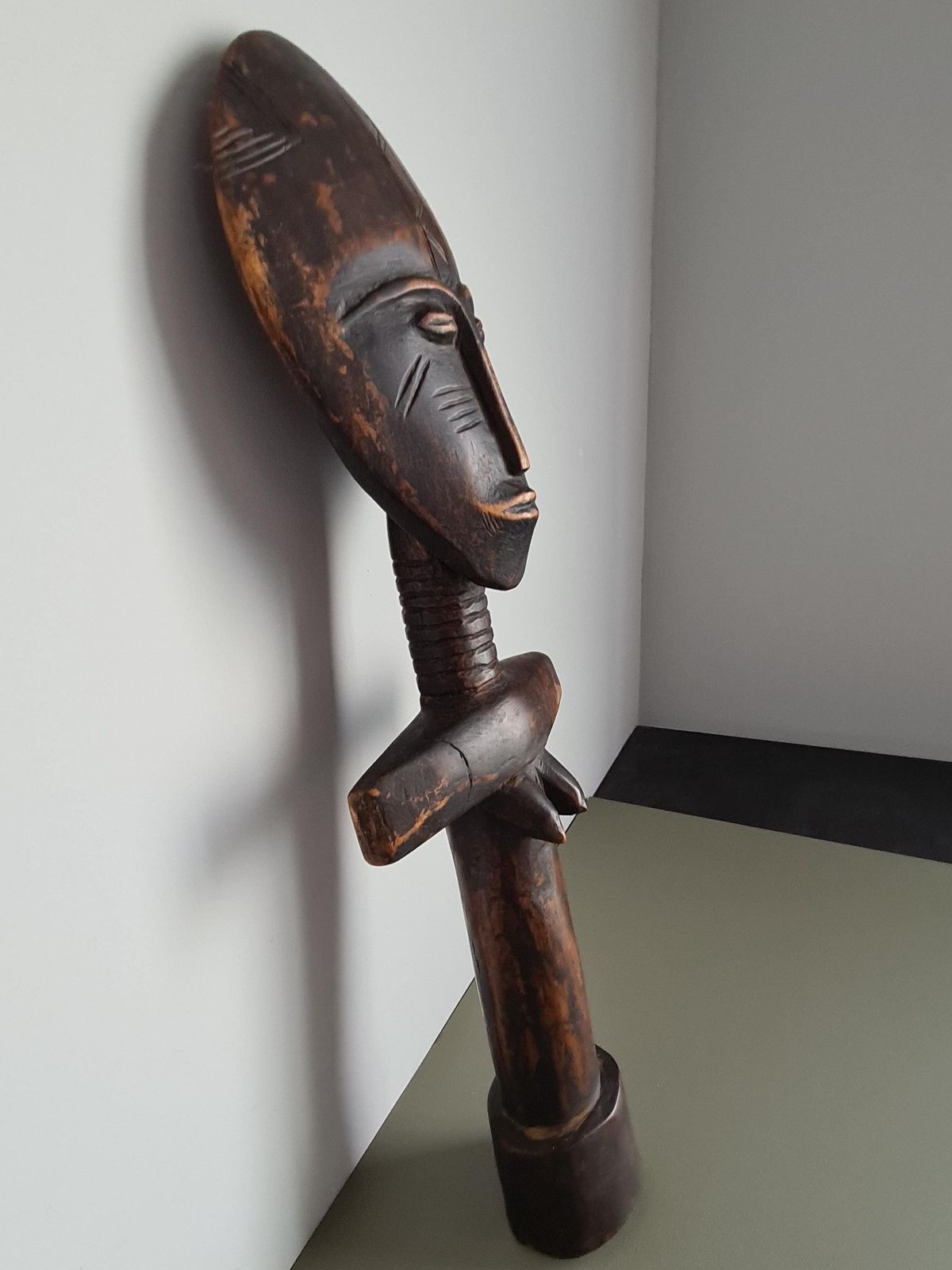 Vintage Afrikaans houten beeldhouwwerk, hoog gesneden houten Akua'ba-beeld, Ashanti-vruchtbaarheidsfiguur, tribale kunst, volkskunst, mid-century etnisch sculptuur photo vinterior