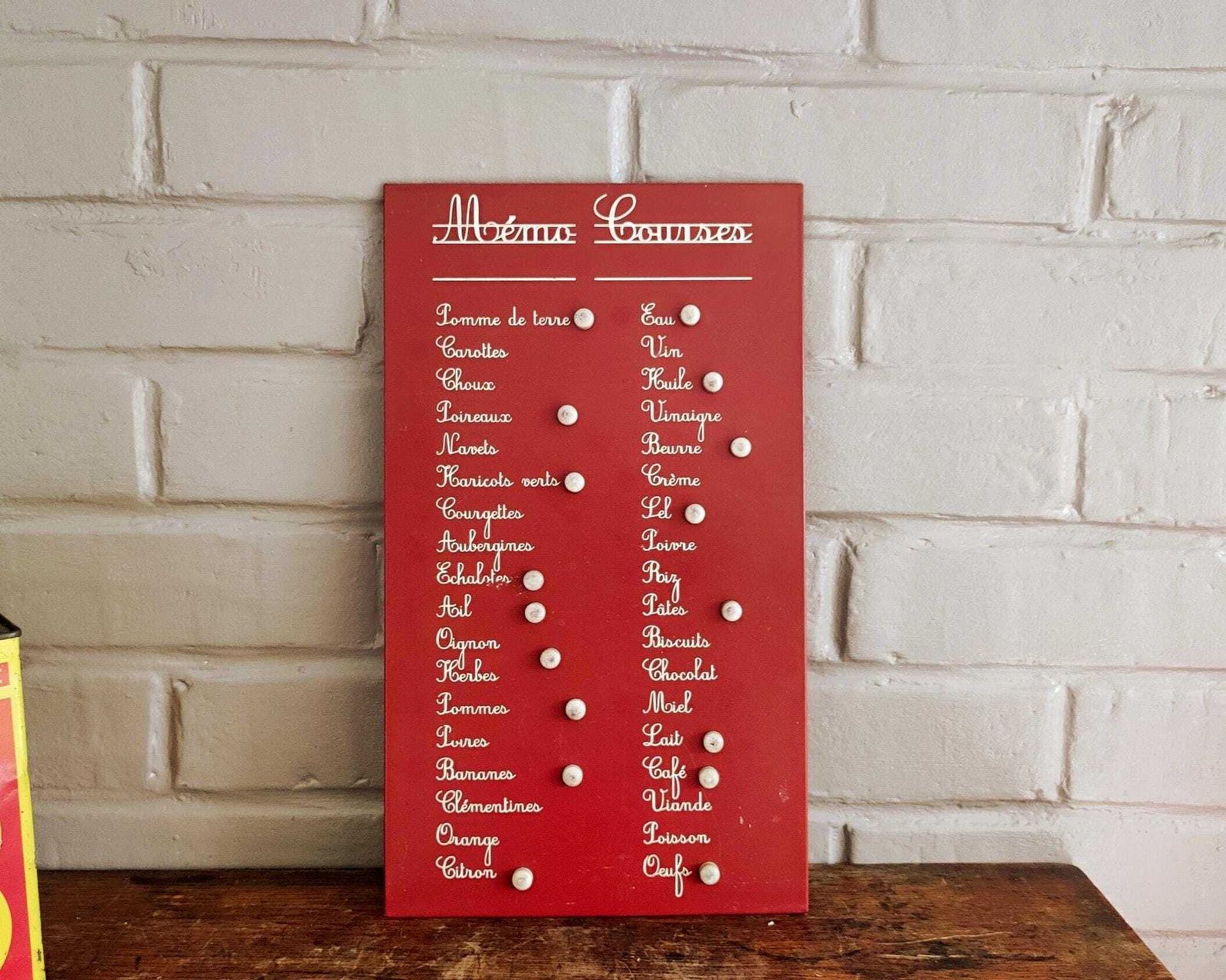 Vintage Frans metalen boodschappenlijstbord voor in de keuken met magneten.