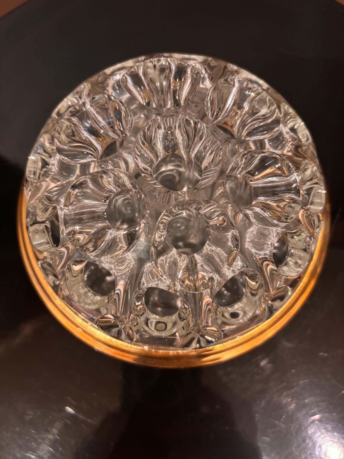 Elegante vintage Franse bloemenvaas, vervaardigd van zwaar gegoten glas met een decoratieve vergulde metalen rand. photo 168.0