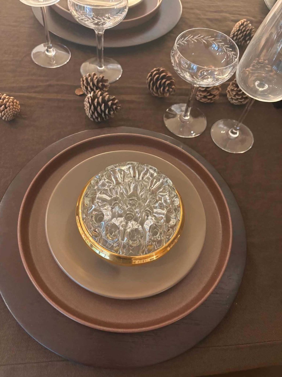 Elegante vintage Franse bloemenvaas, vervaardigd van zwaar gegoten glas met een decoratieve vergulde metalen rand. photo buy