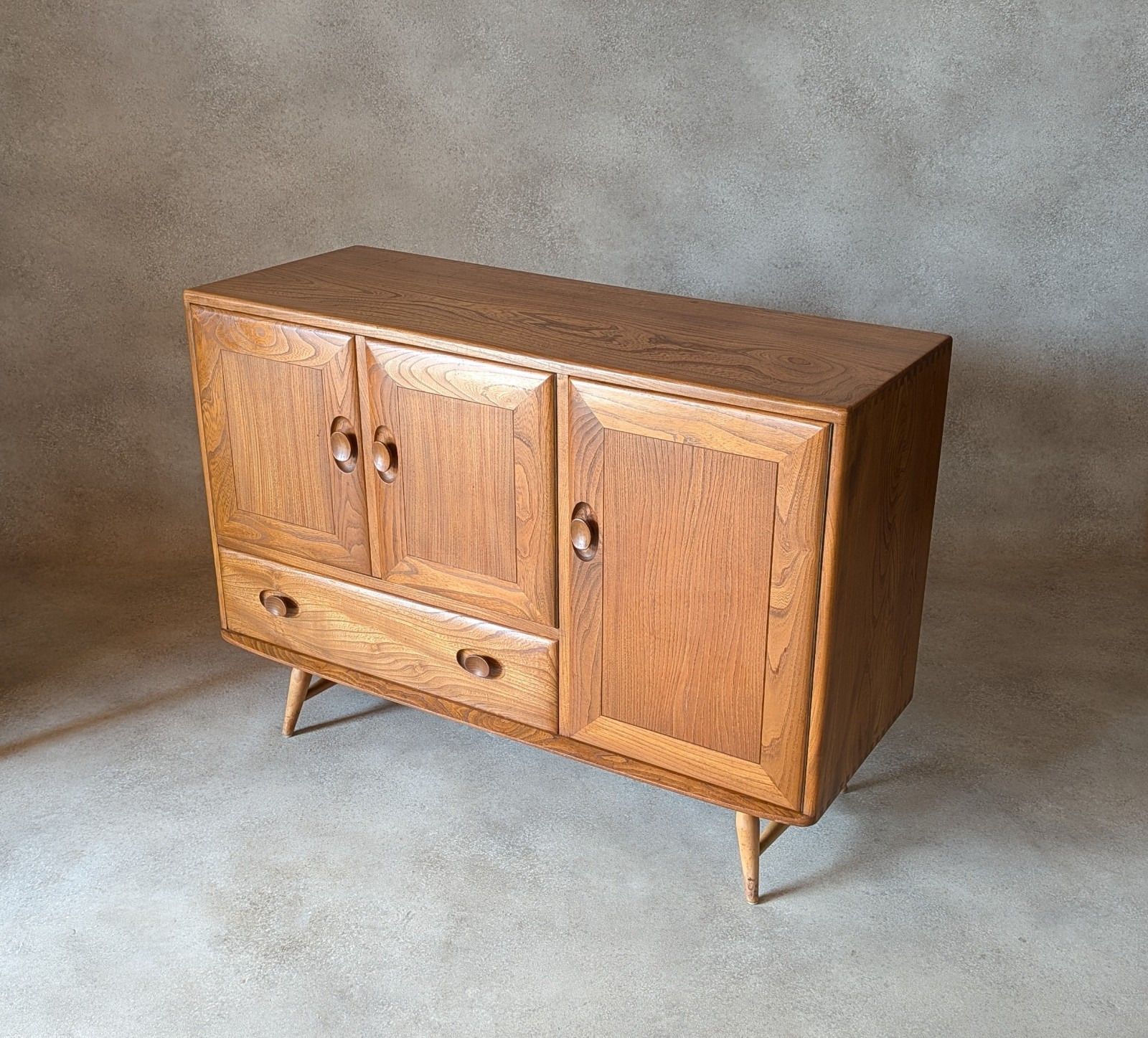 photo vintage Vintage Ercol 467 Blonde Elm Windsor Sideboard 1960s