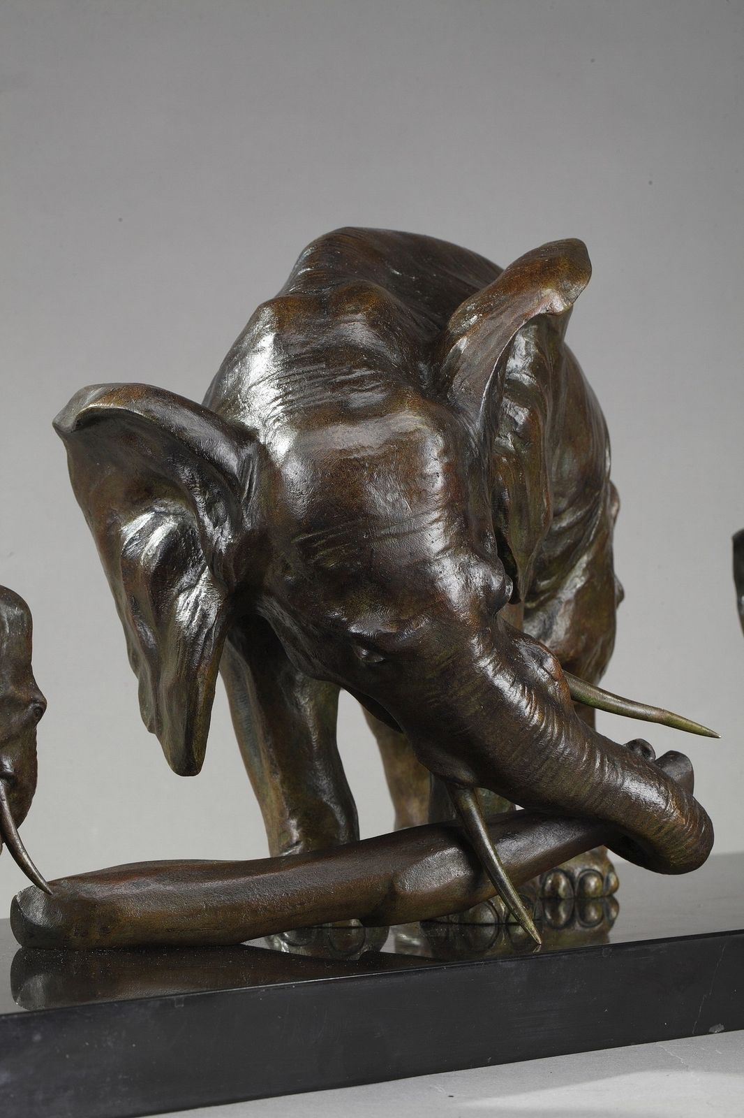photo furniture Statue en bronze « Elephant With Its Two Baby Elephants », par Ulisse Caputo (1872-1948)