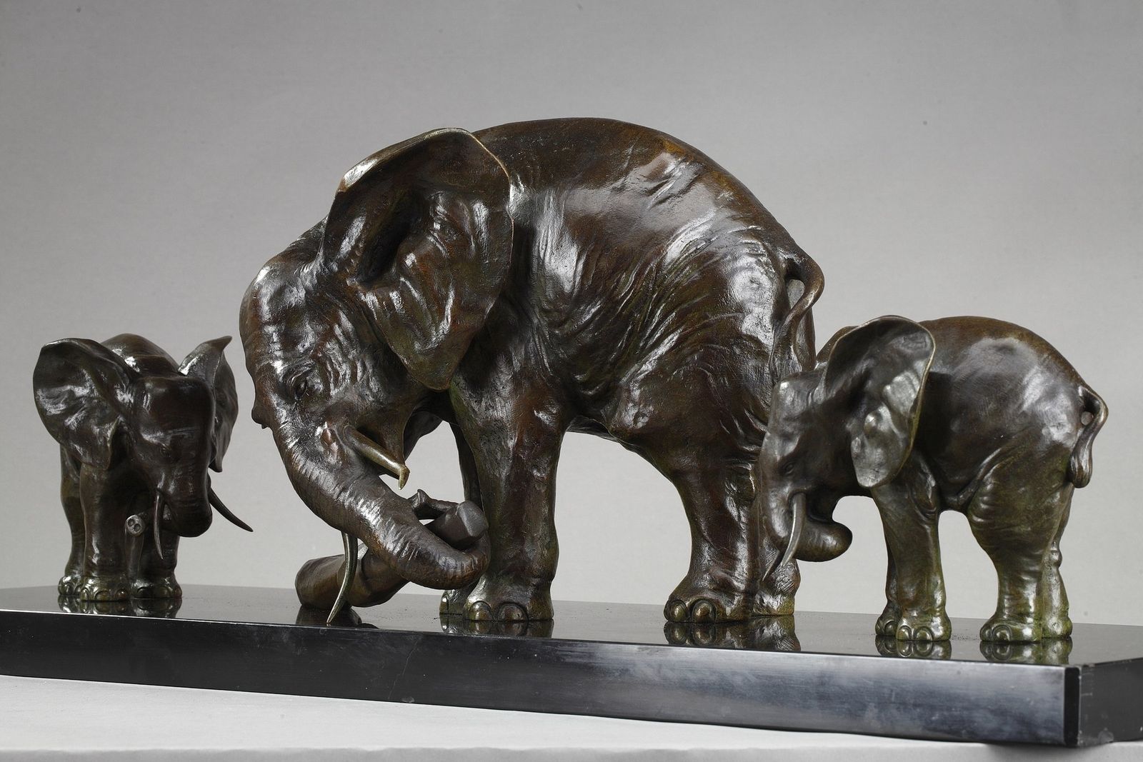 photo vintage Statue en bronze « Elephant With Its Two Baby Elephants », par Ulisse Caputo (1872-1948)