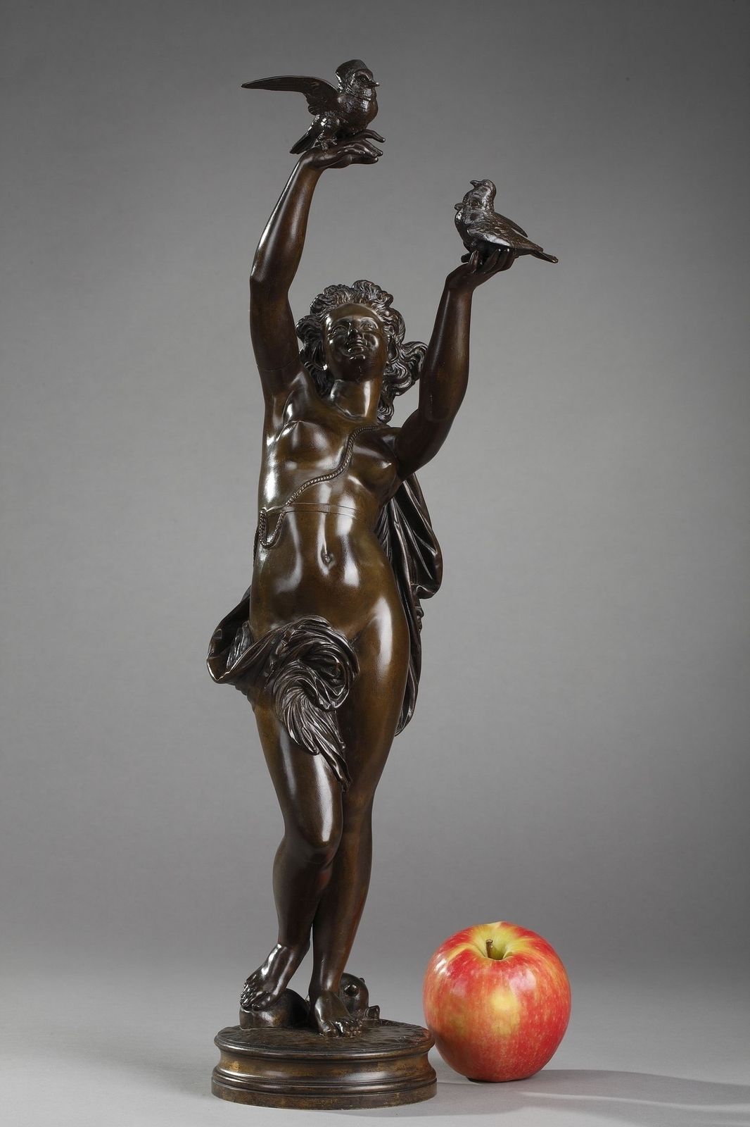 Sculpture en bronze « Woman With Doves », par Charles Alphonse Gumery