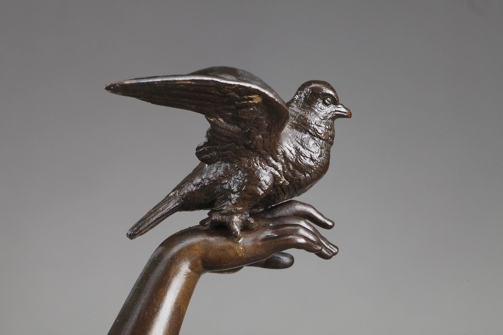Sculpture en bronze « Woman With Doves », par Charles Alphonse Gumery photo vintage