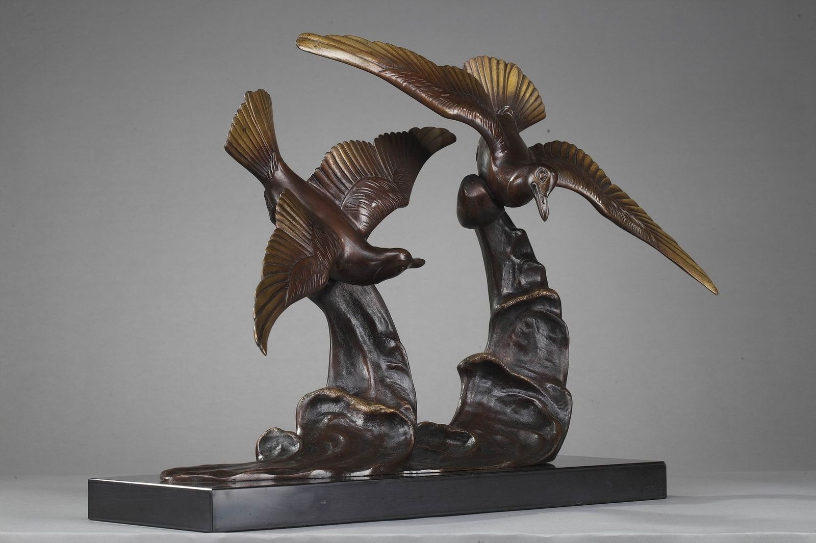 photo for sale Statue en bronze « Flying Gulls » par Enrique Molins (espagnol, 1893-1958)