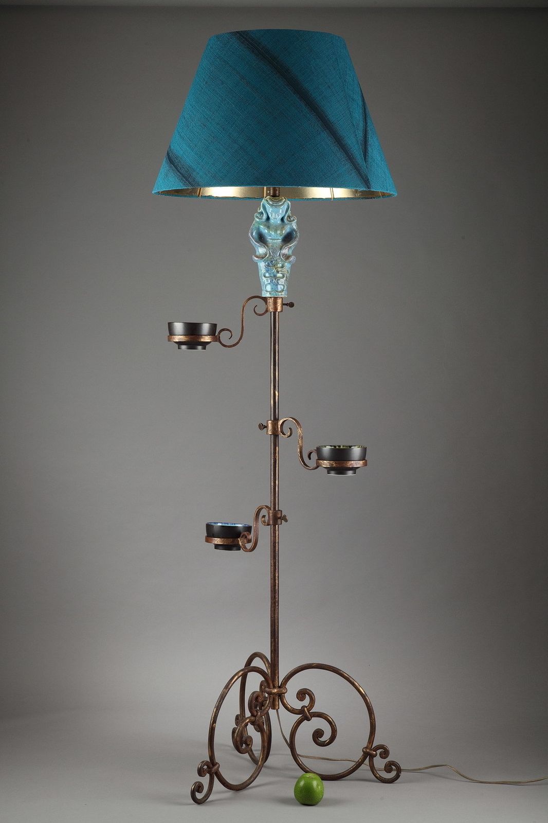 Pied de lampe tripode à figure en céramique bleue