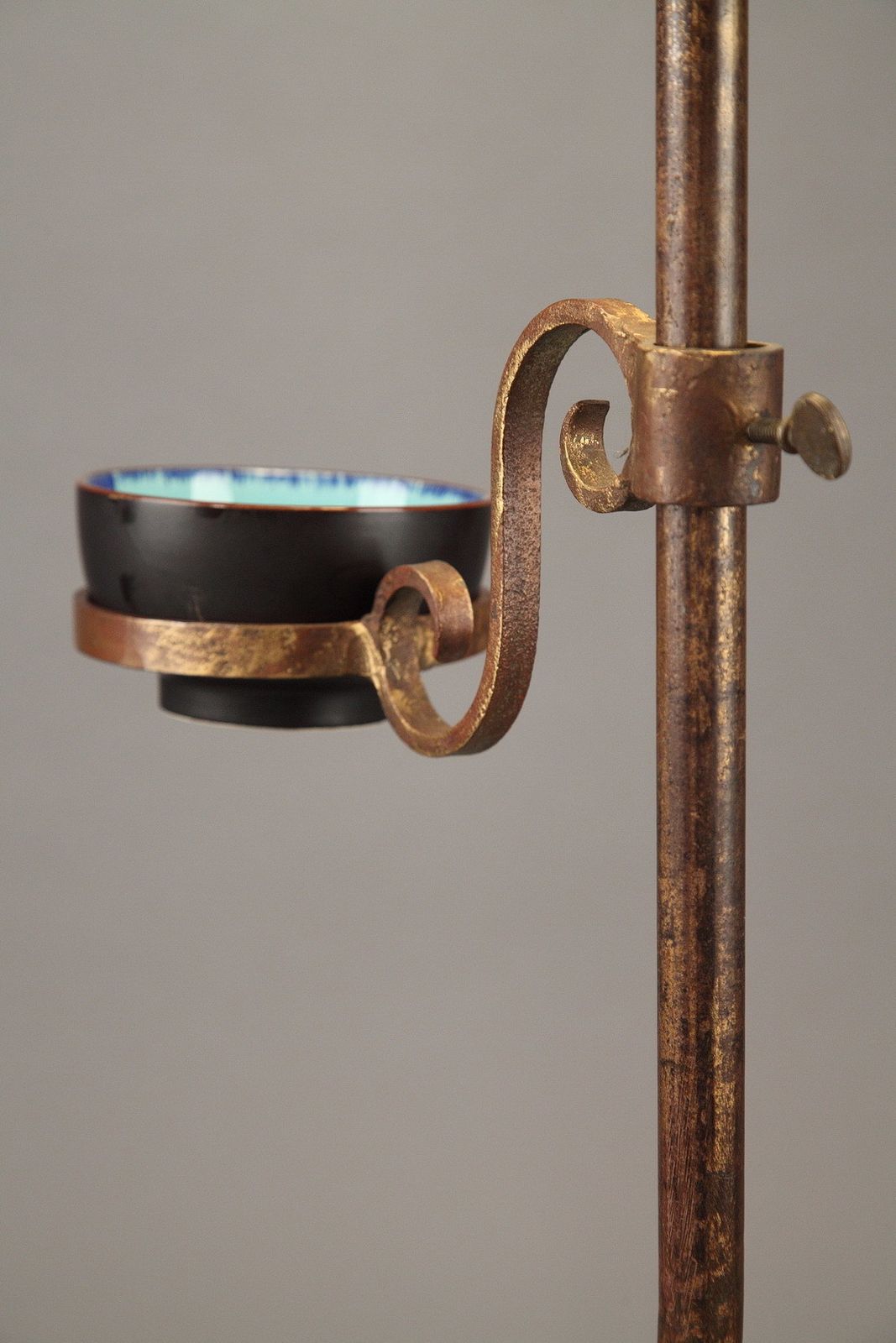 Pied de lampe tripode à figure en céramique bleue photo buy