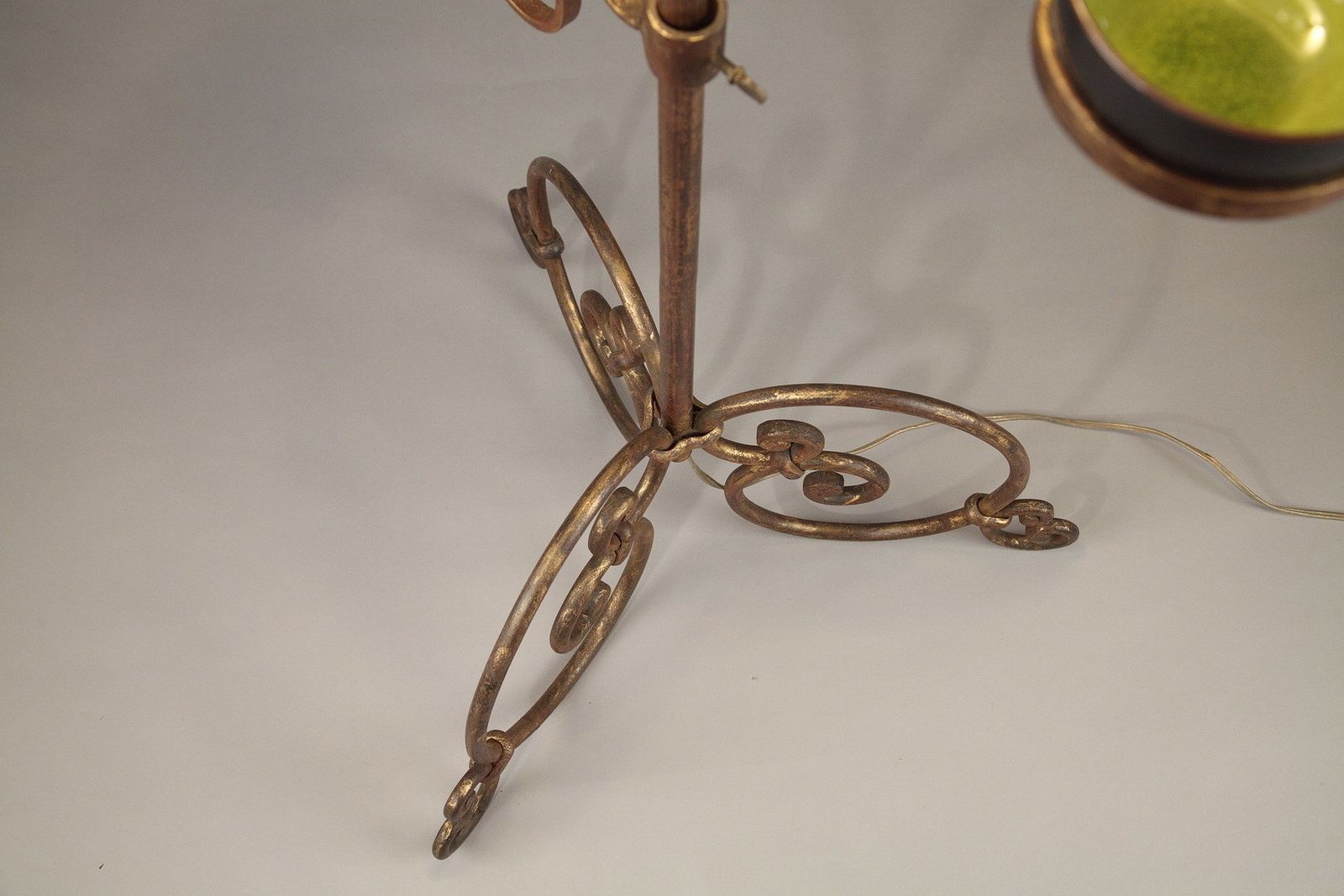 1726.0 Pied de lampe tripode à figure en céramique bleue photo