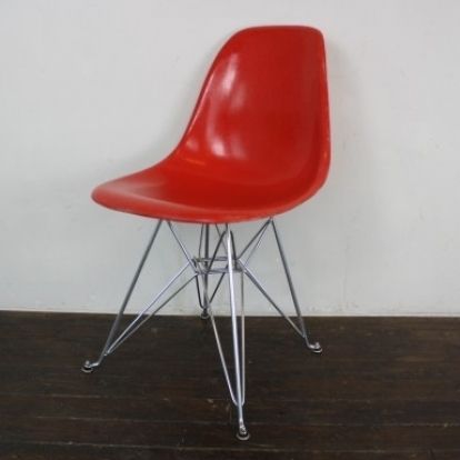 photo vintage Eames Herman Miller Dsr Side Chairs On Eiffel Base In Brights Red / Blue / Kelly Green / Yellow