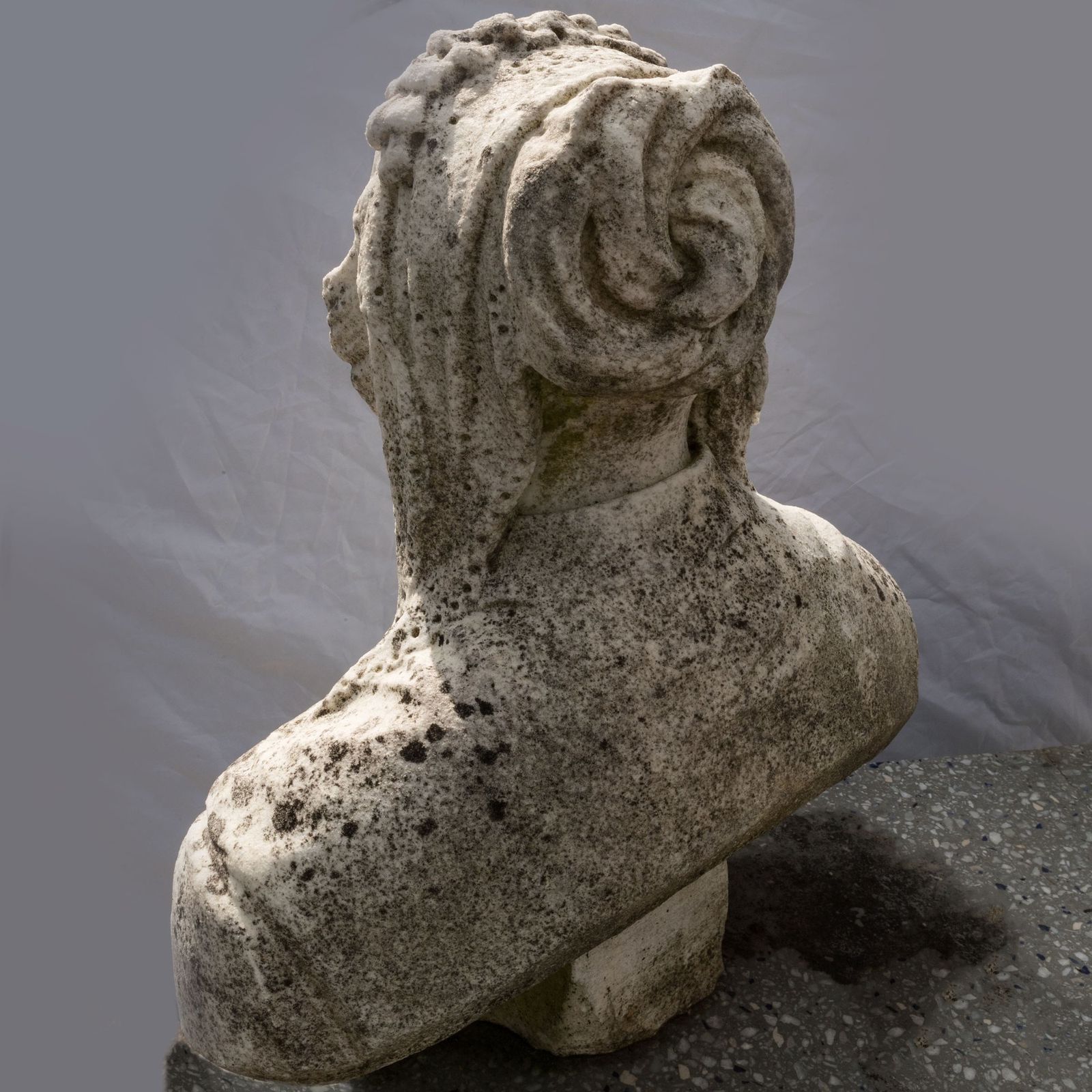 photo furniture Antique Queen Victoria Bust Carved In Carrara Marble