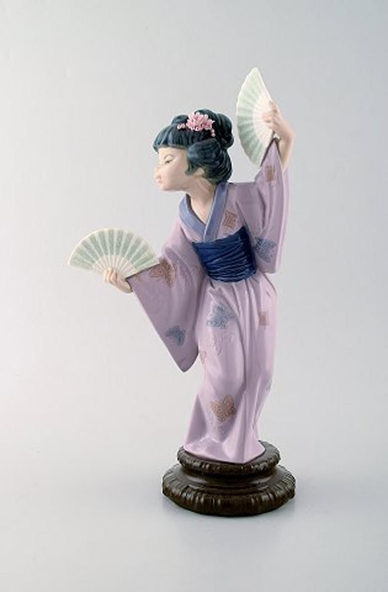Lladro, Spain, Large Figure In Glazed Porcelain, Geisha With Fans, 20th Century photo furniture