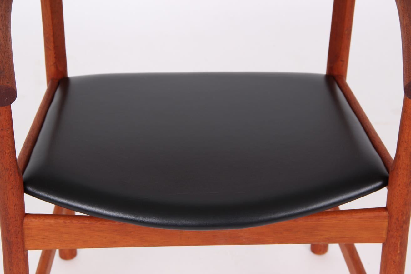 photo vinterior Armchair, Pp208, By Hans J. Wegner, Pp Møbler Denmark. Mahogany And Black Leather.