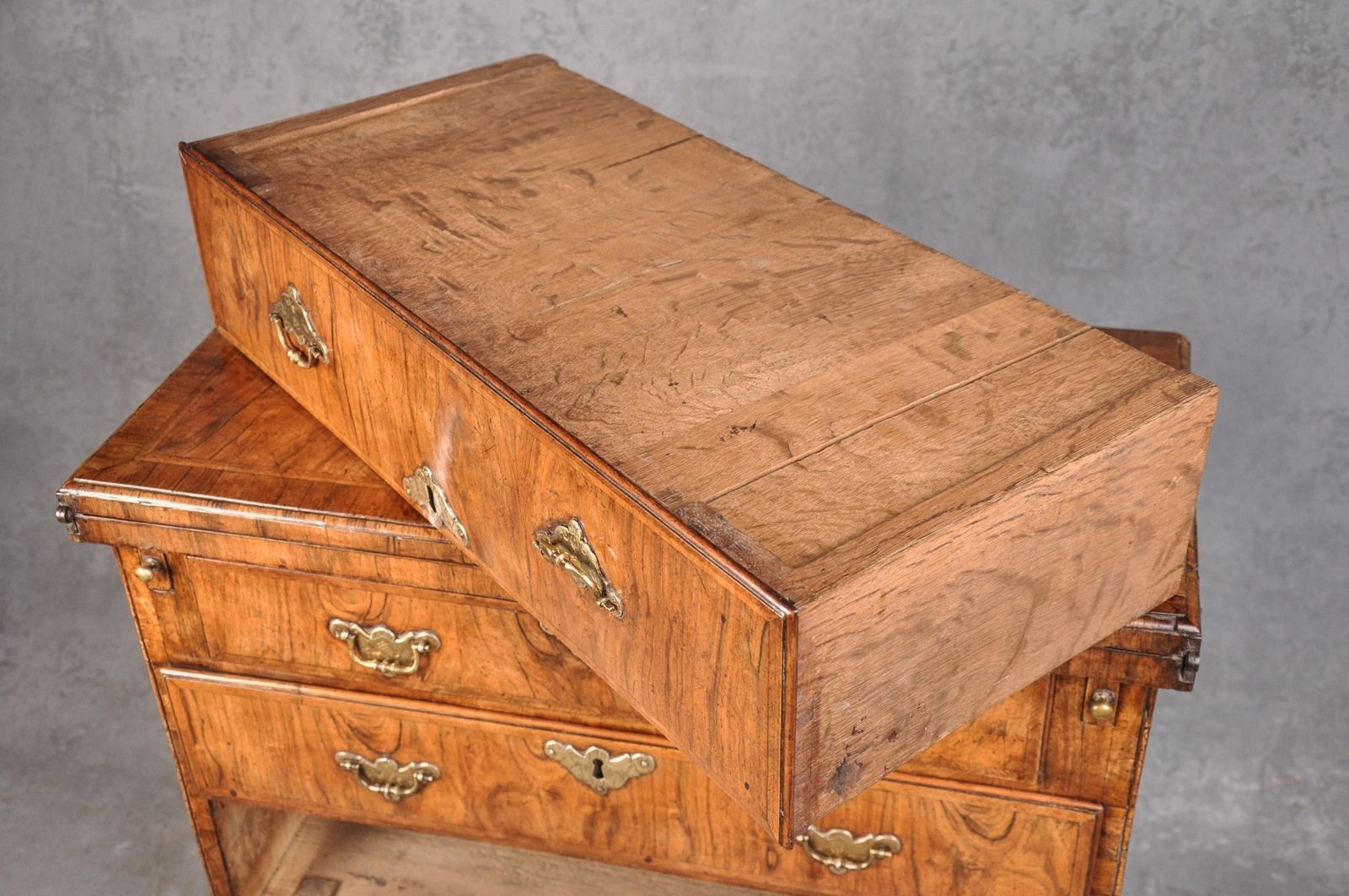 Fine Early 18th Century Walnut Bachelors Chest photo vinterior