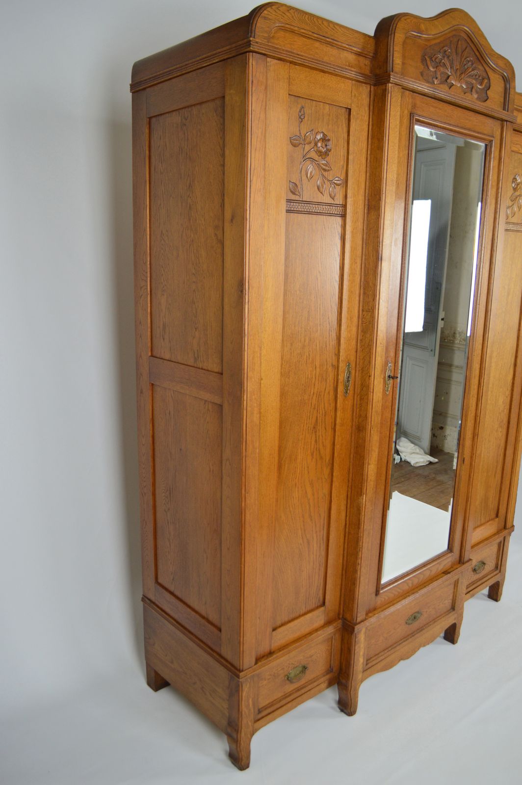 photo vintage French Art Nouveau Twin Beds Bedroom Set Of 3 In Solid Carved Oak, Circa 1910