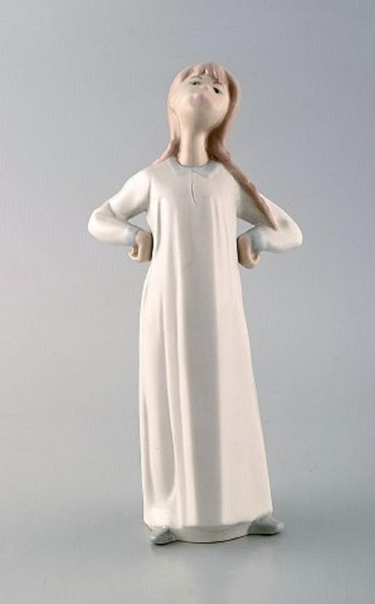 Nao And Lladro, Three Porcelain Figures, 20th Century photo vinterior
