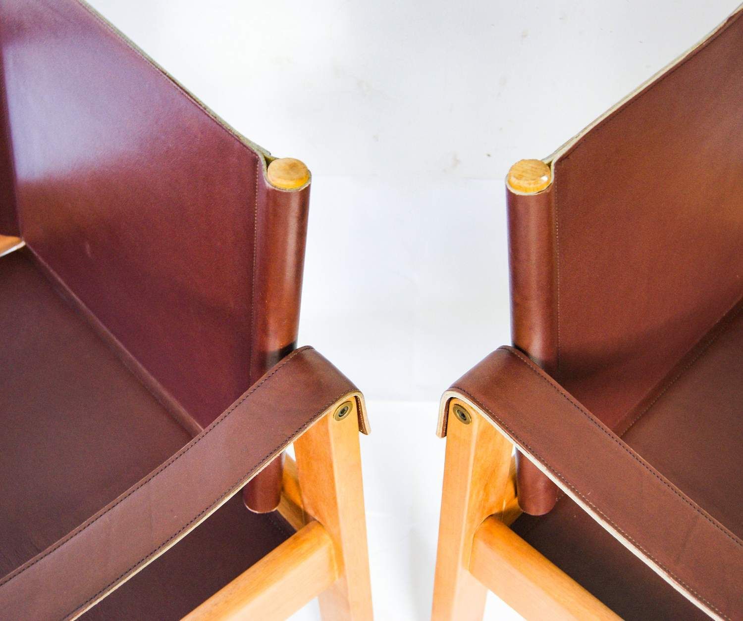 Karl Heinz Bergmiller For Escriba Brazil Pair Of Safari Leather Armchairs And Coffee Table photo for sale