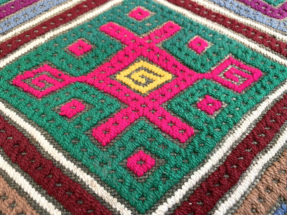 photo furniture Klein Cicim-tapijt. Handgeknoopt antiek Anatolisch tapijt. 85×55 cm. Dun kilimtapijt. Wollen tapijt van natuurlijke wol. Klein decoratief tapijt. Vloerkleedje.