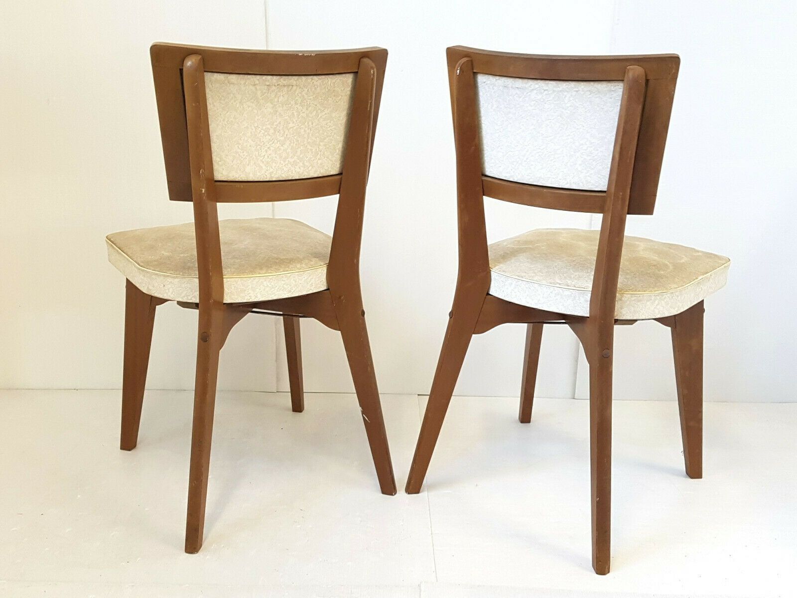 photo furniture Set Van 3 Vintage Stoelen – Hout En Skai, Ca. Jaren 1950