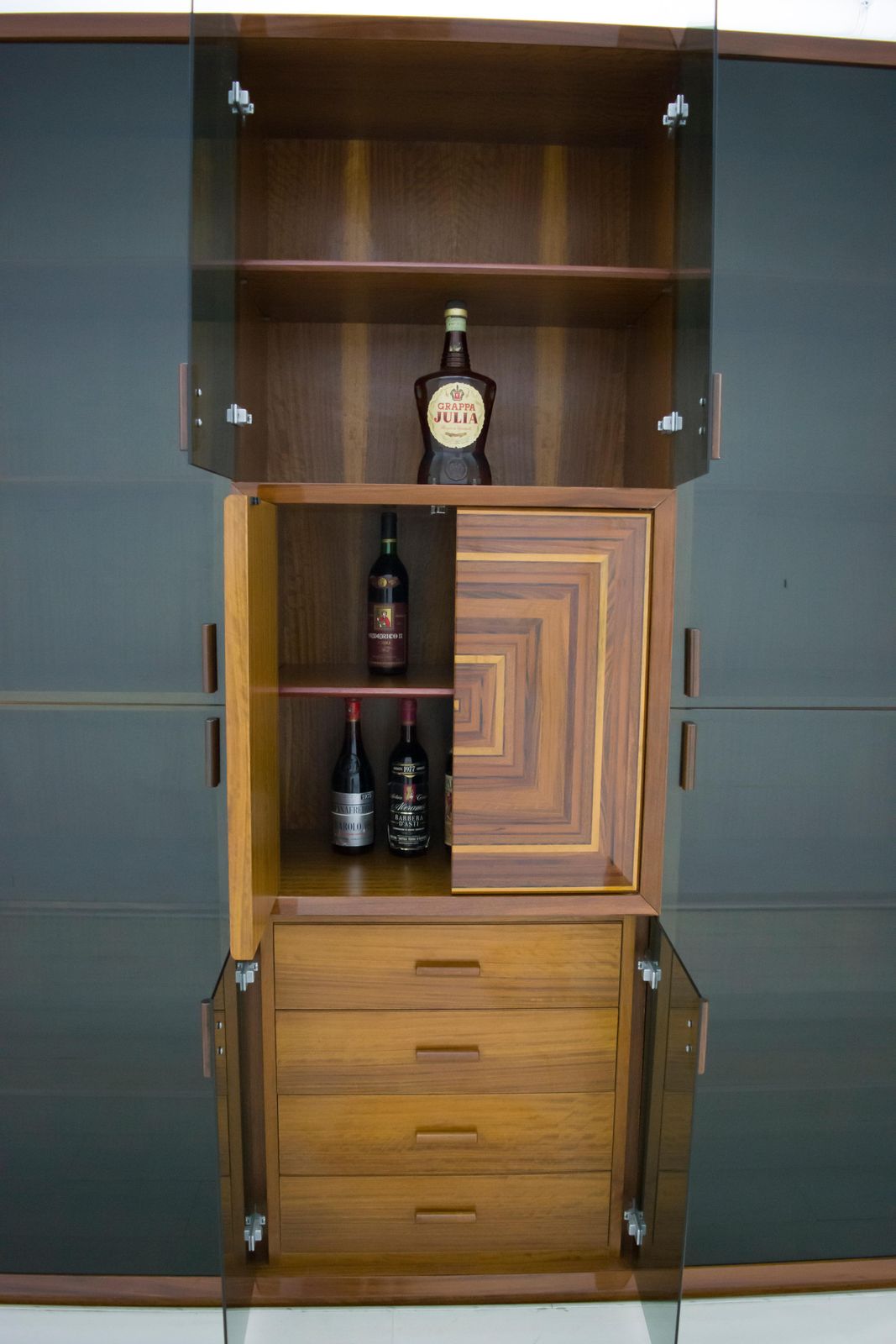 Signed Luciano Frigerio Rare Italian Inlaid Bar Cabinet "Paganini", 1975s photo vinterior