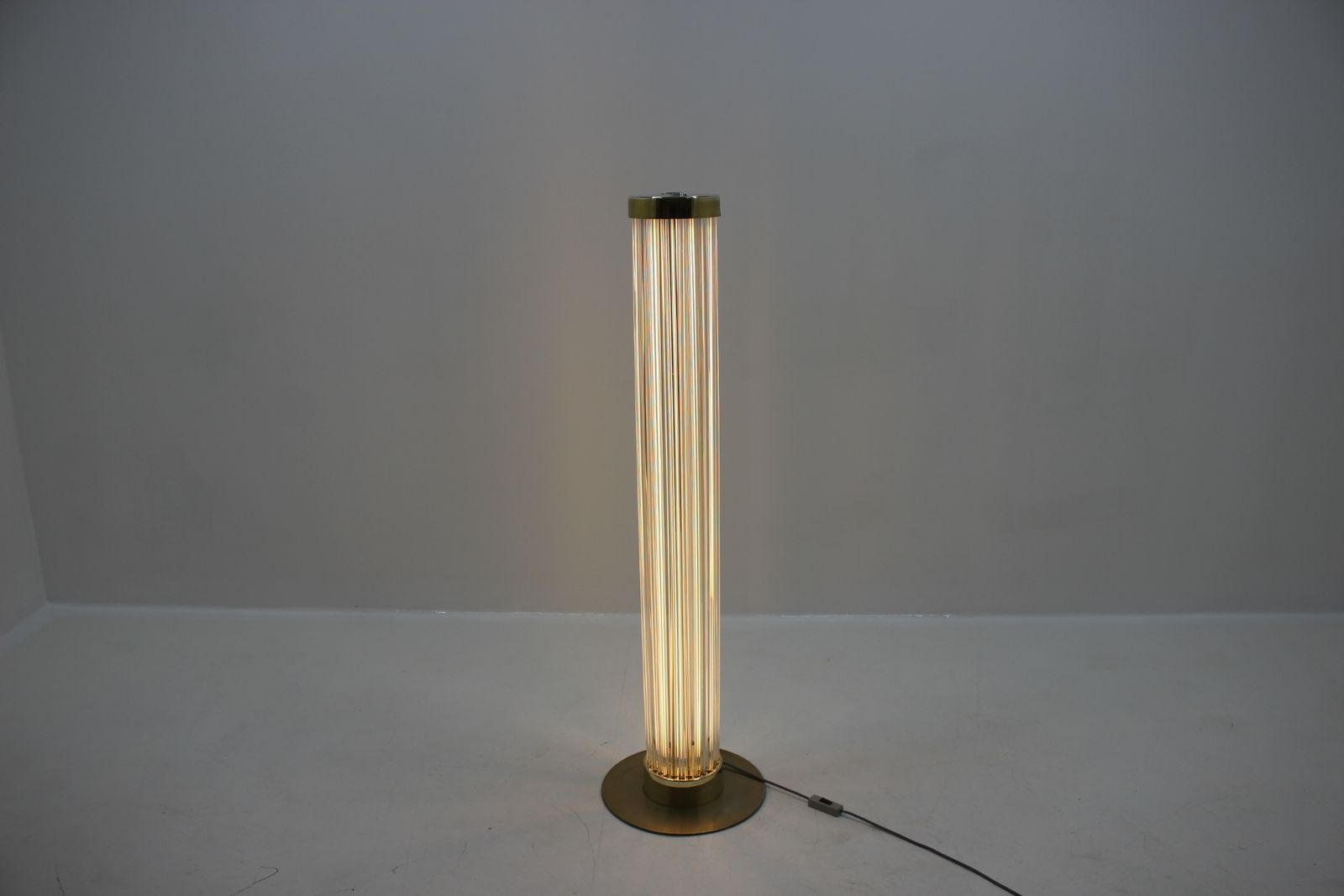 Mid Century Vloerlamp Van Messing En Kunstglas, Zeldzaam Ontwerp – Kamenický šenov/Preciosa, Ca. Jaren 1960. photo for sale