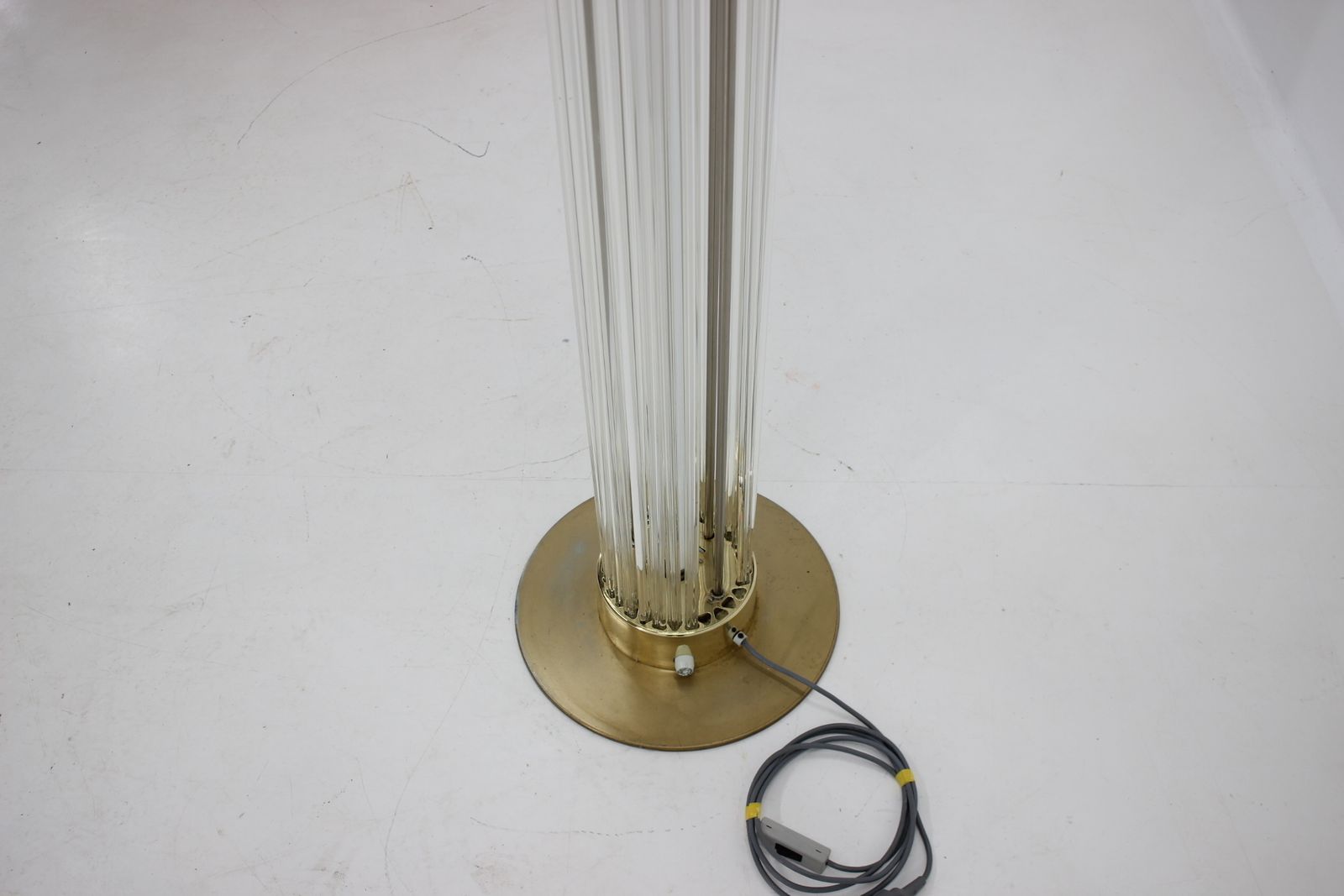 Verlichting Mid Century Vloerlamp Van Messing En Kunstglas, Zeldzaam Ontwerp – Kamenický šenov/Preciosa, Ca. Jaren 1960. photo