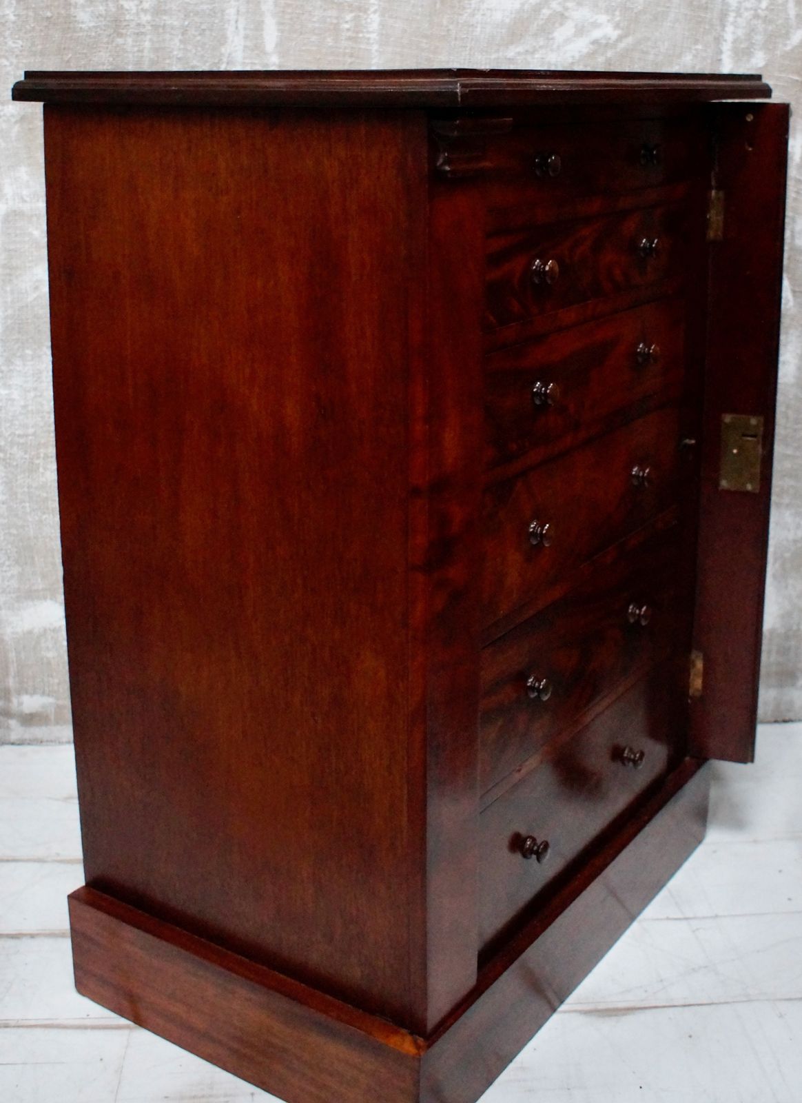 photo furniture Victorian Flame Mahogany Wellington Chest