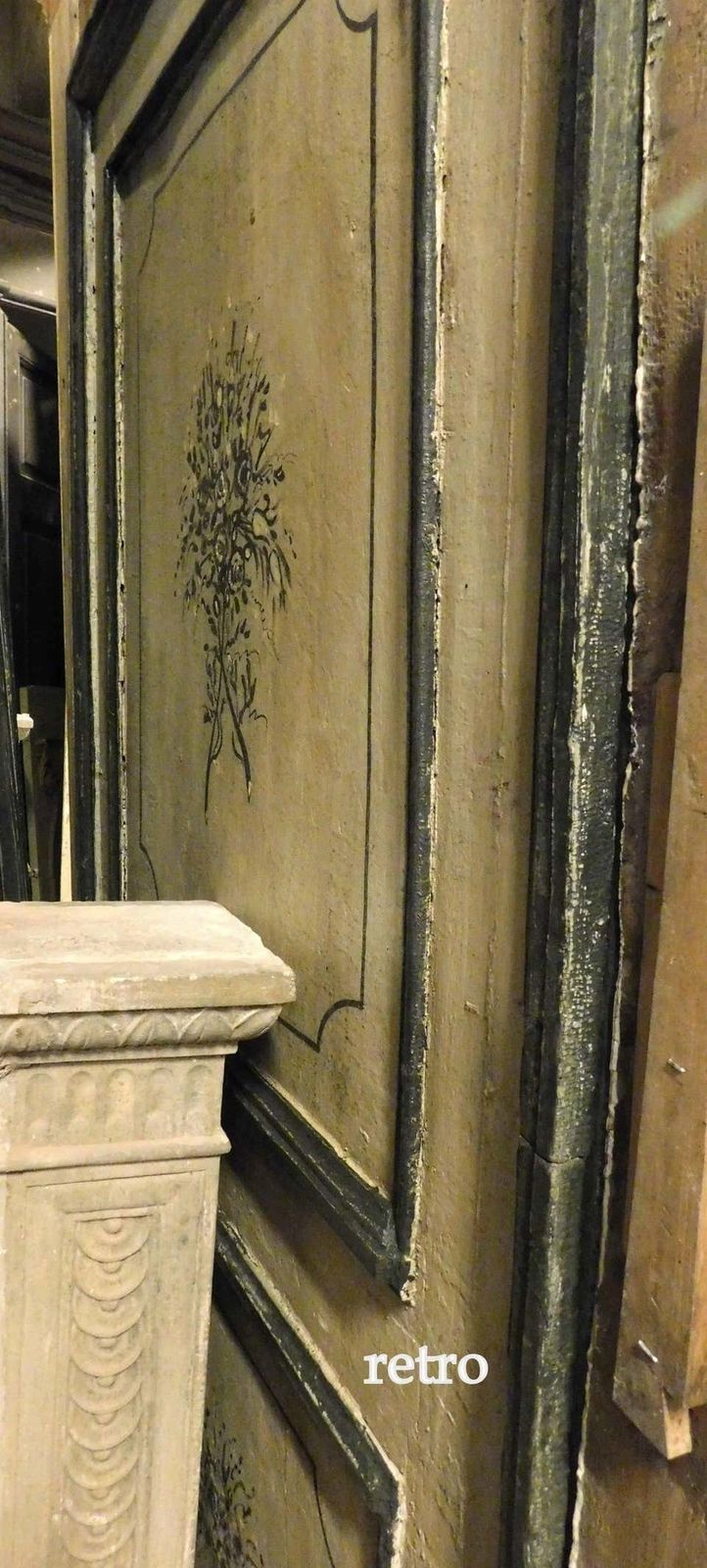 photo furniture 2 Antique Lacquered Doors With Frame, Green Beige Background Flowers, 1700 Italy