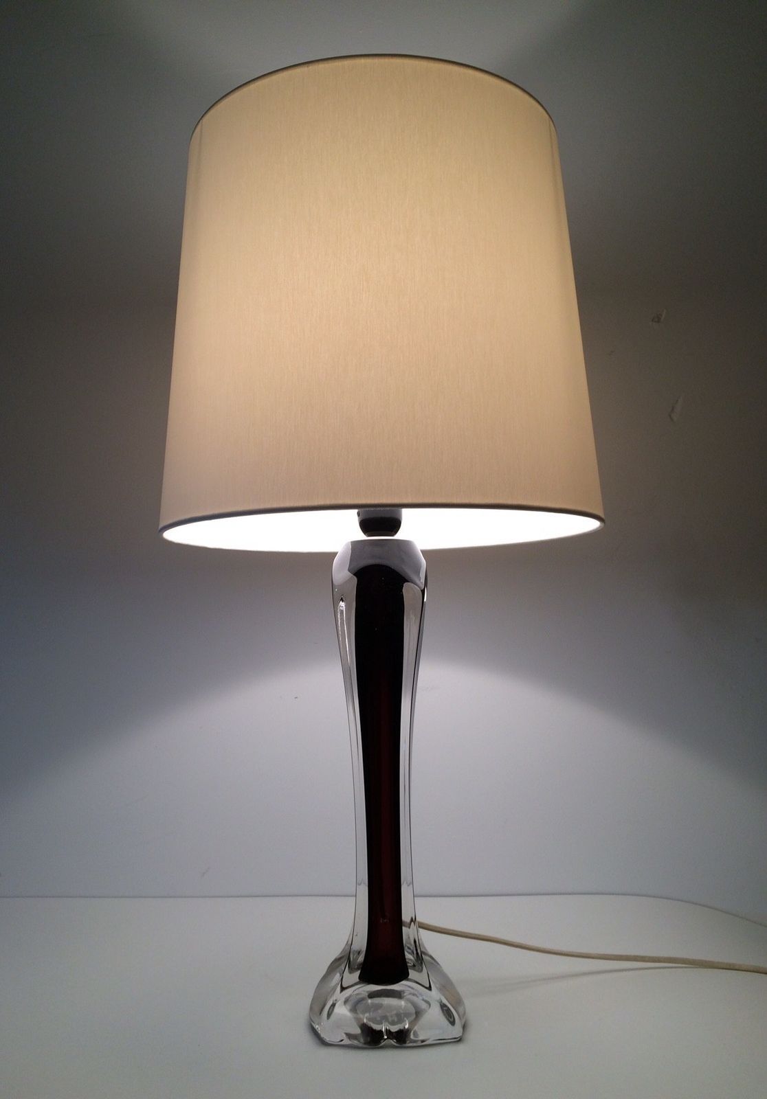 Mid Century Modern Tafelamp Van Val St Lambert In Kristalglas Met Paarse Binnenkant, Ca. Jaren 1950