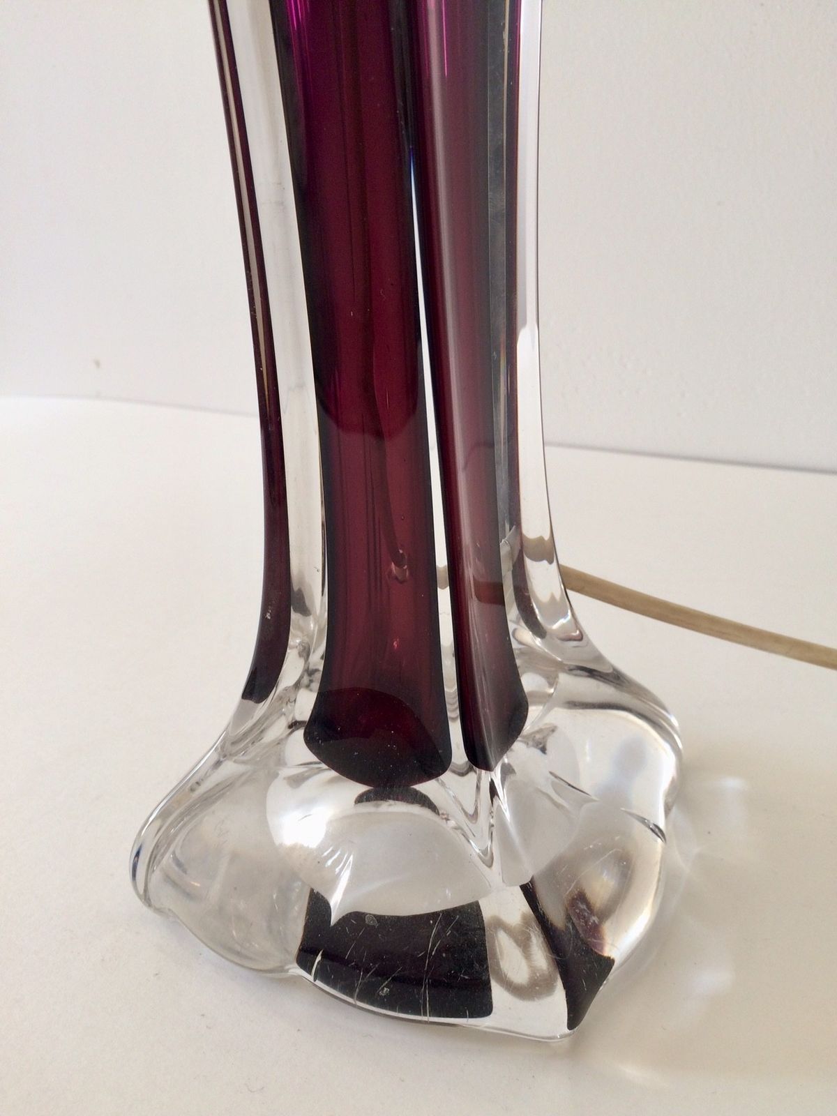 Verlichting Mid Century Modern Tafelamp Van Val St Lambert In Kristalglas Met Paarse Binnenkant, Ca. Jaren 1950 photo