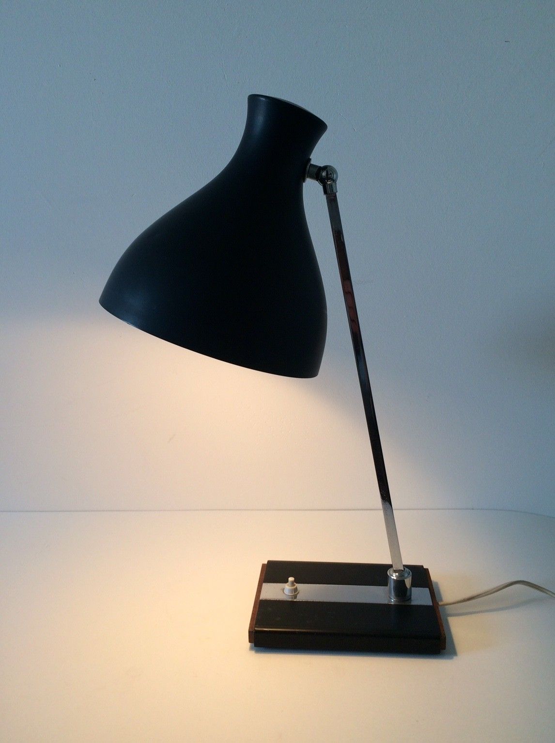 photo furniture Design Bureaulamp Van Metaal, Chroom En Teak – Ca. Jaren 1960
