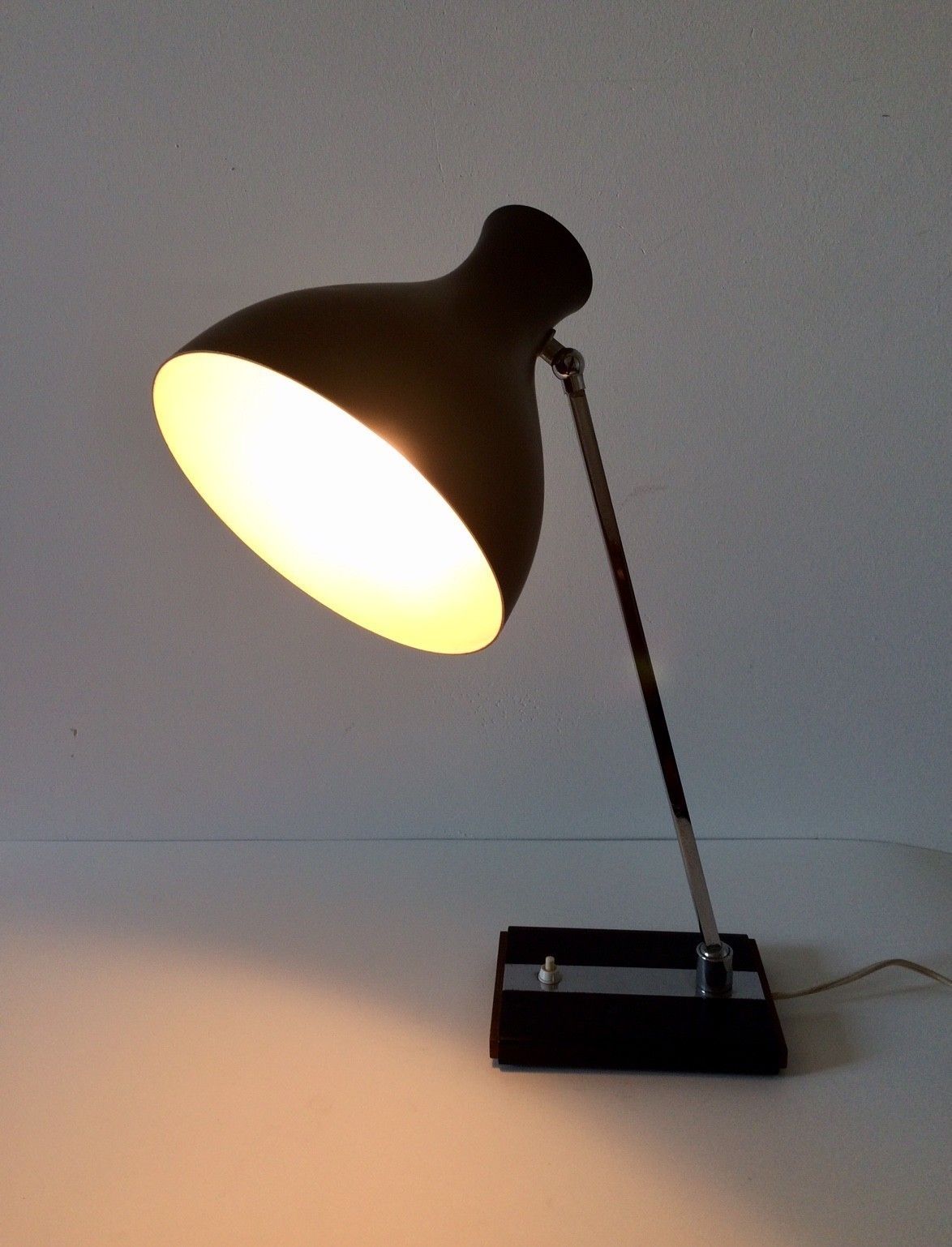 323.64 Design Bureaulamp Van Metaal, Chroom En Teak – Ca. Jaren 1960 photo