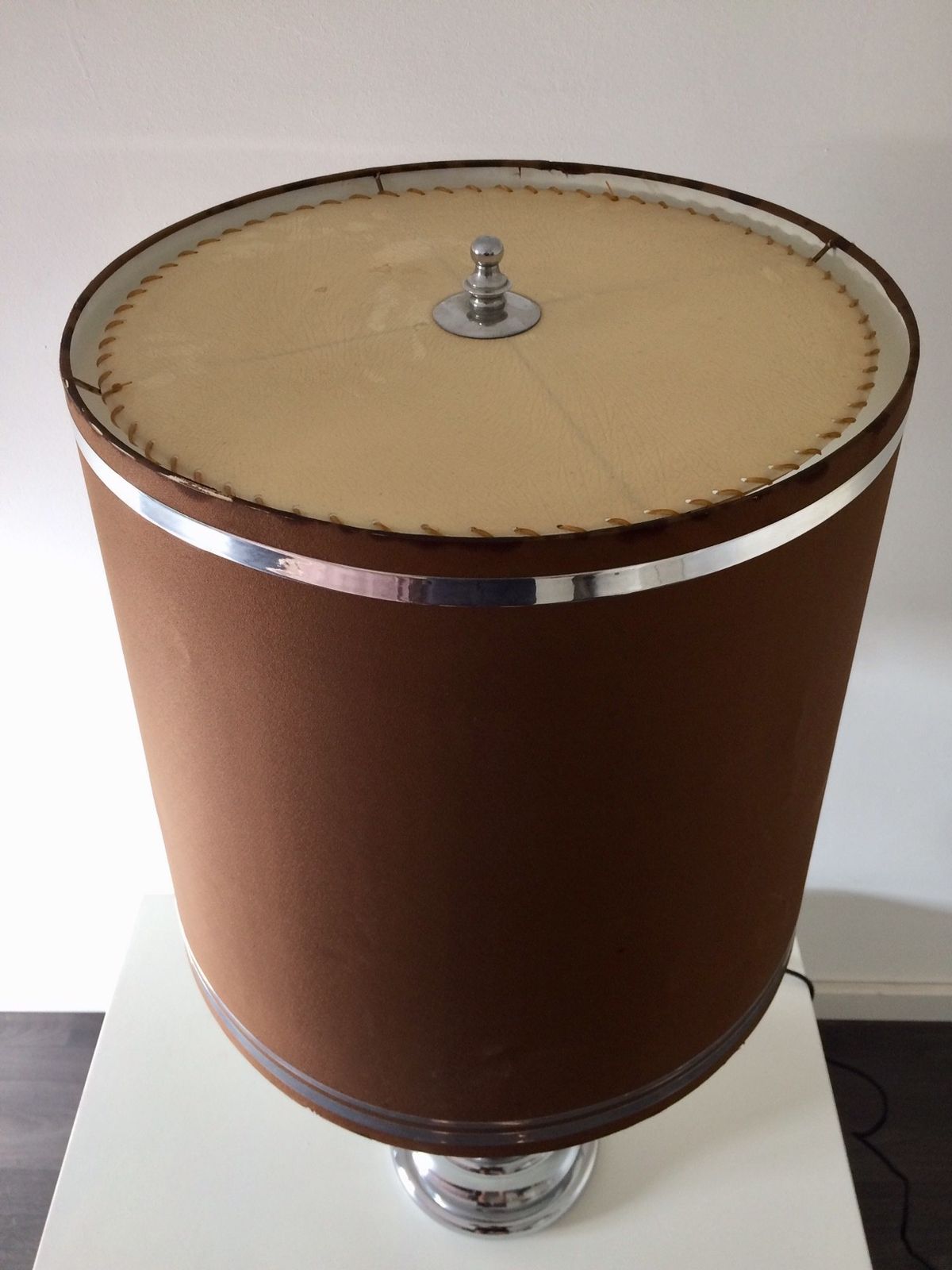 Mid Century Italiaans Design Jaren 1970 Xl Chromen Tafellamp Met Kap photo Verlichting