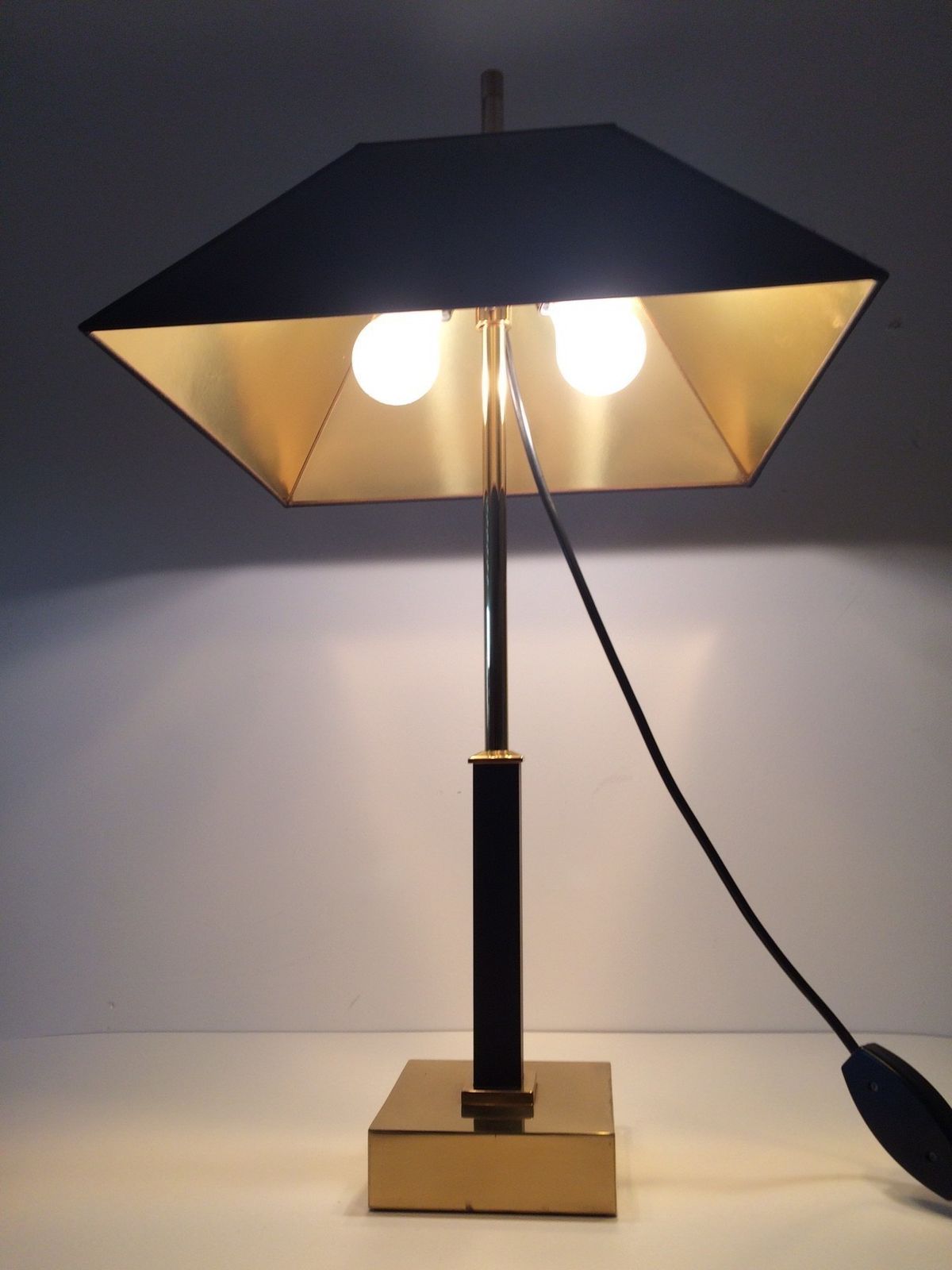photo for sale Hollywood Regency Jaren 1980 Deknudt Design Vierkante Messing Tafellamp Voor Maison Jansen