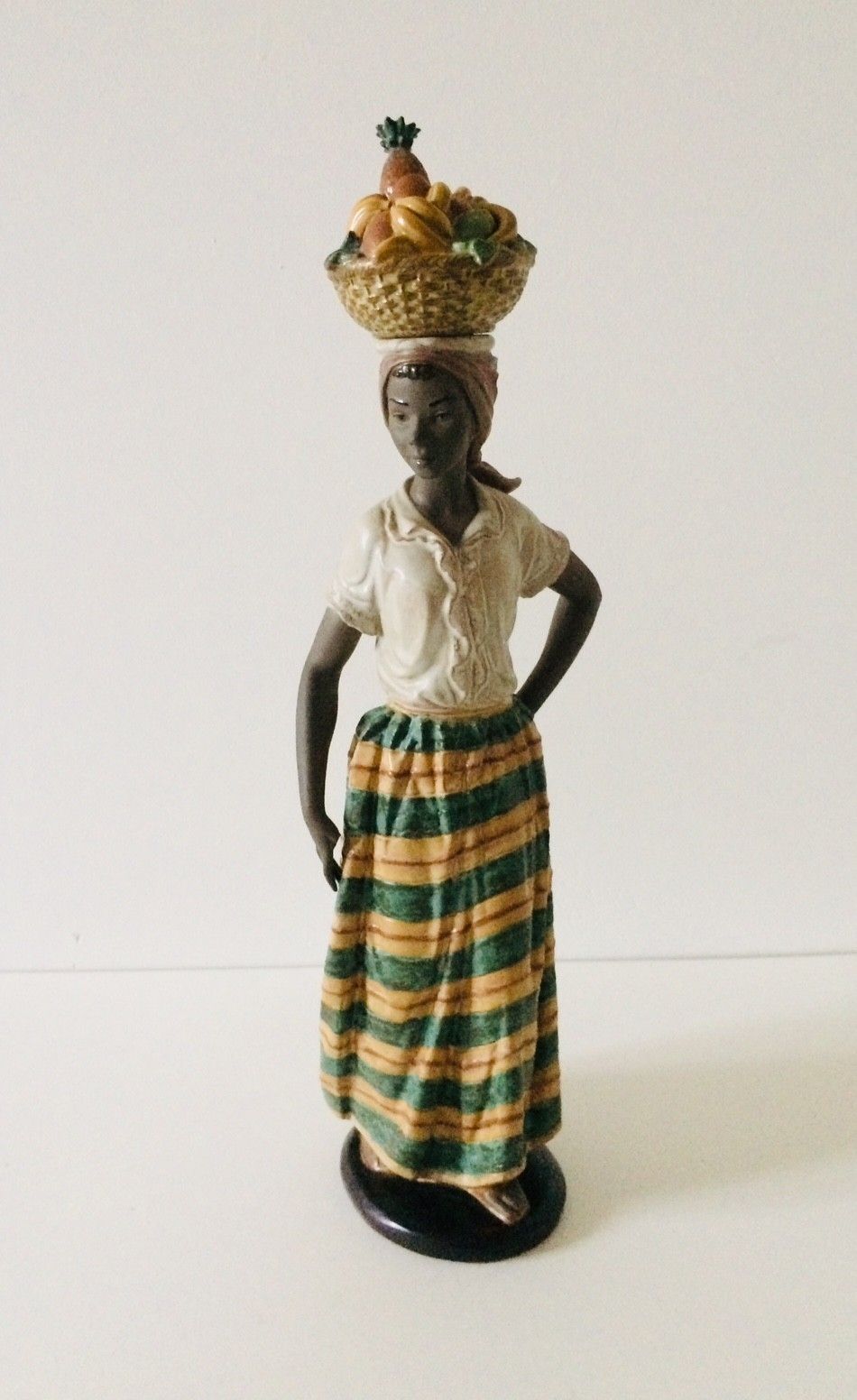 Llardo Nao Antillana N° 406 Lady With Fruit Large Statue, Spain 1984 photo furniture