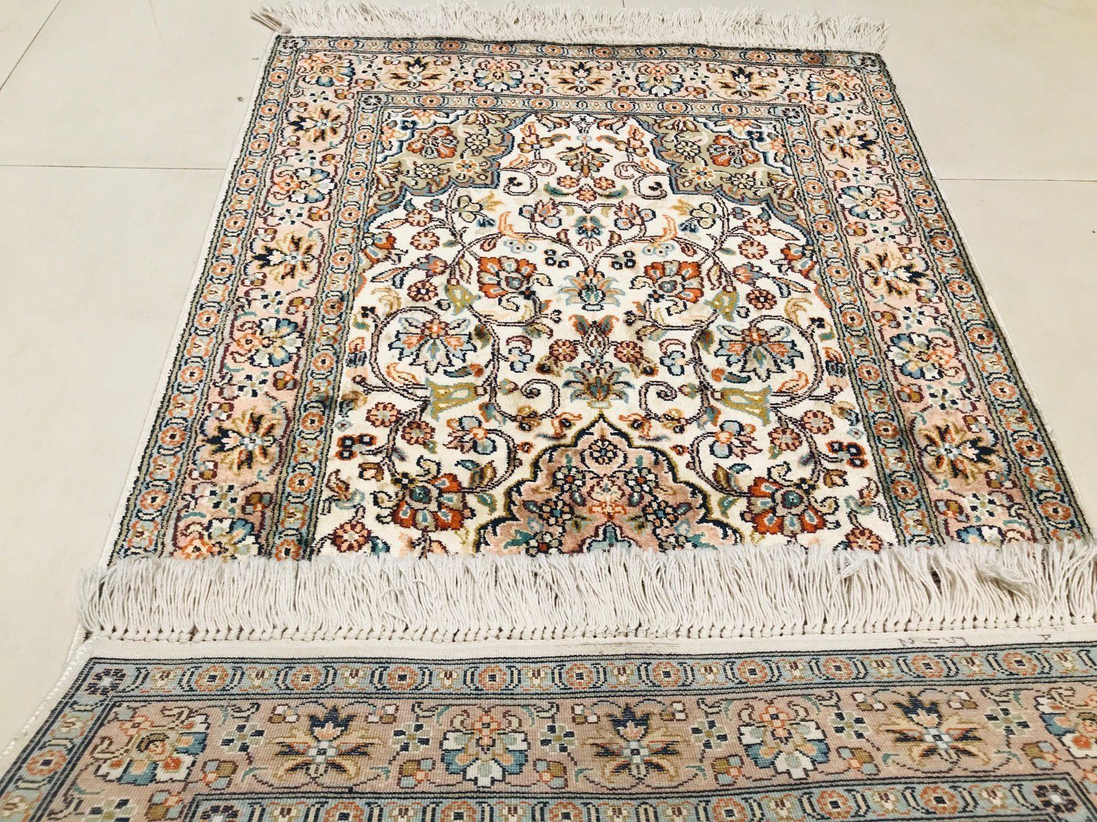 photo furniture Handgeknoopte Zijden Tapijten Uit India, Ca. Jaren 1970, Set Van 2