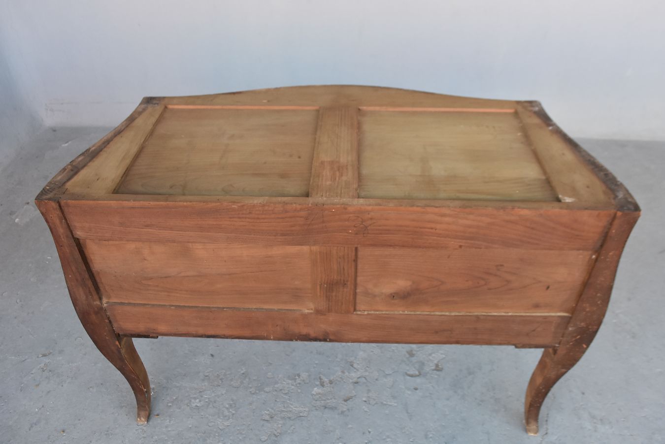 photo furniture Louis XV Jumping Chest Of Drawers Rosewood