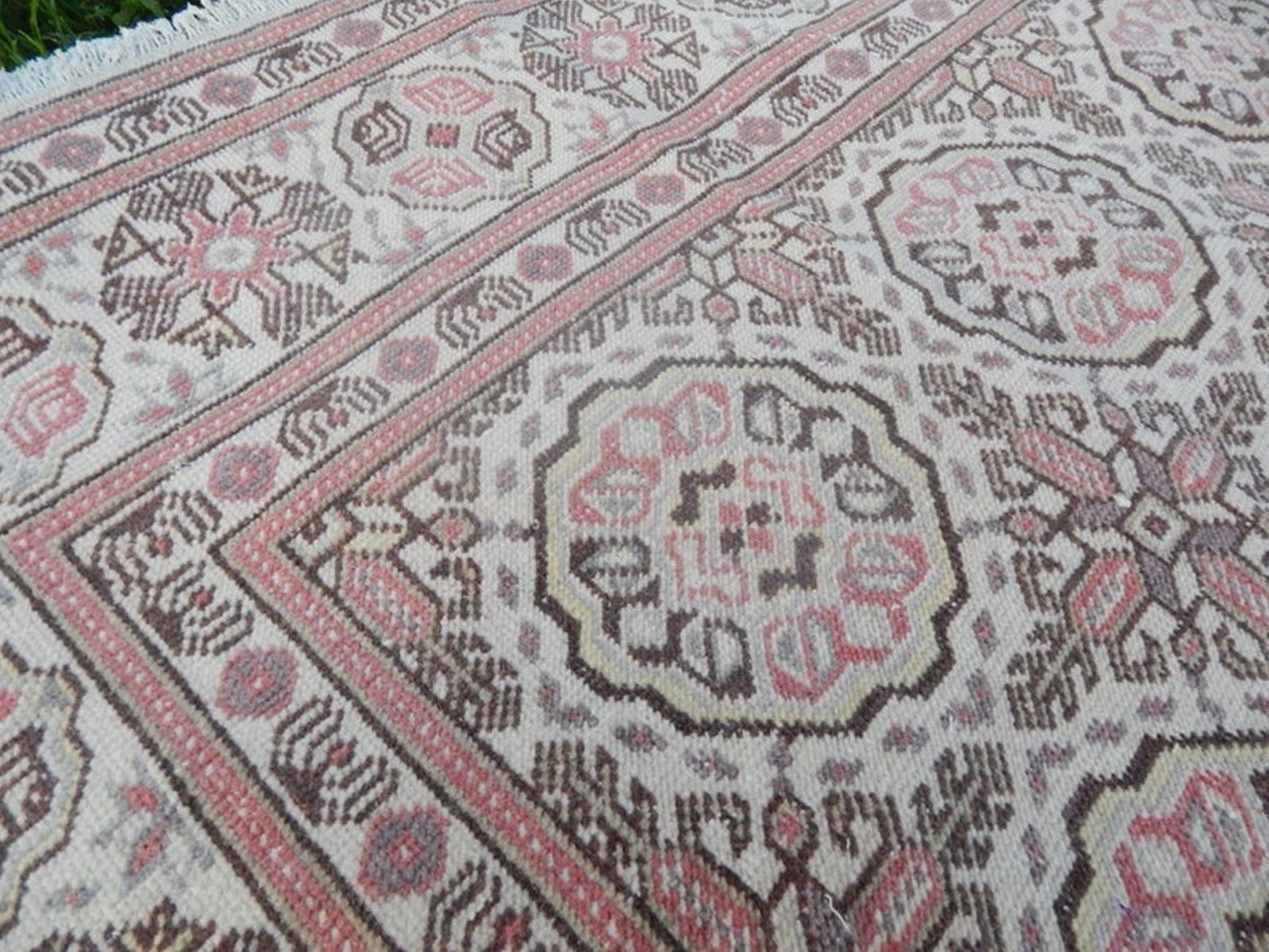 Vintage Turkse wollen en katoenen vloerkleed photo vinterior