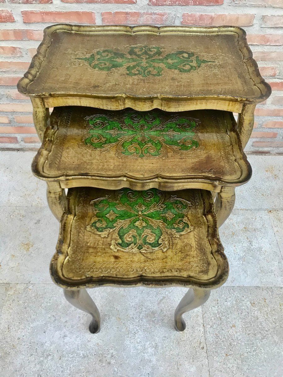 Antiek Verguld En Gesneden Bijzettafeltjes Met Cabriolepoten, Set Van 3 photo furniture