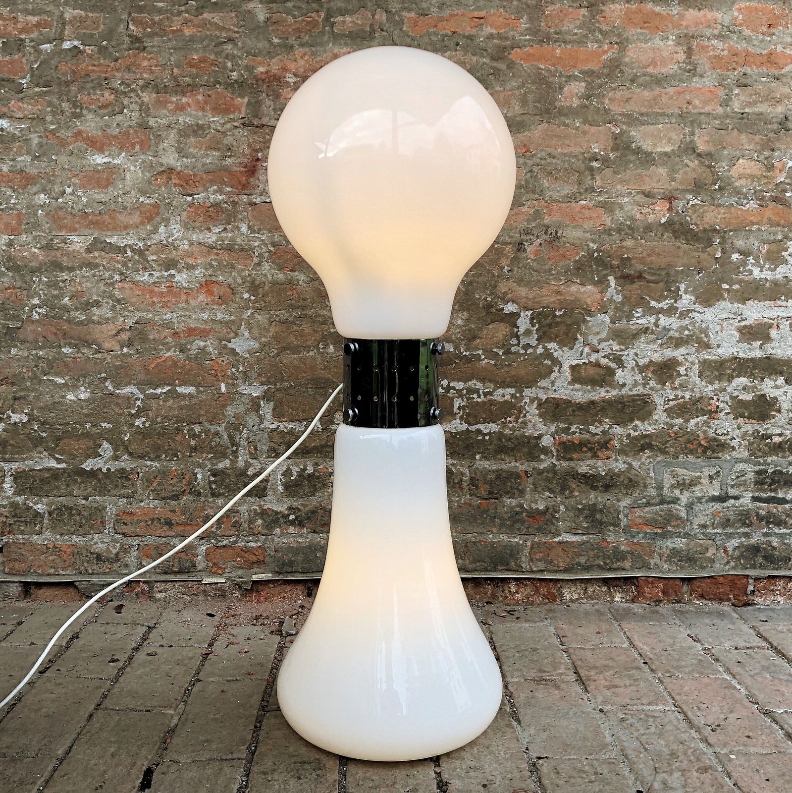 photo furniture Space Age White Murano Glass Birillo Floor Lamp By Carlo Nason For Mazzega, 1964